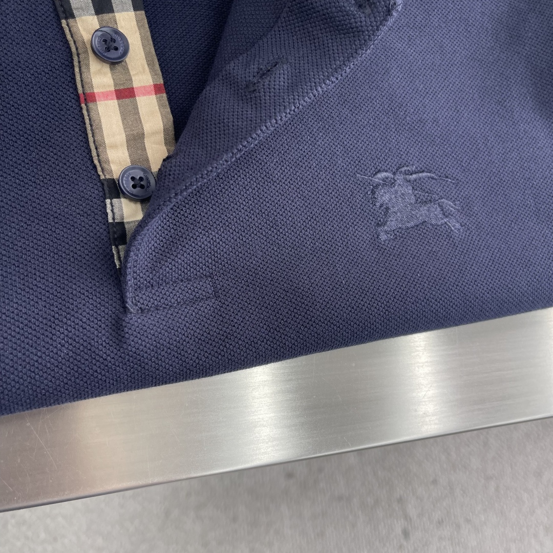 -BBR 长袖翻领T恤面料采用特织新工艺单珠地，面料硬挺，舒适克重高达300克左右做工精细，门禁采用格纹