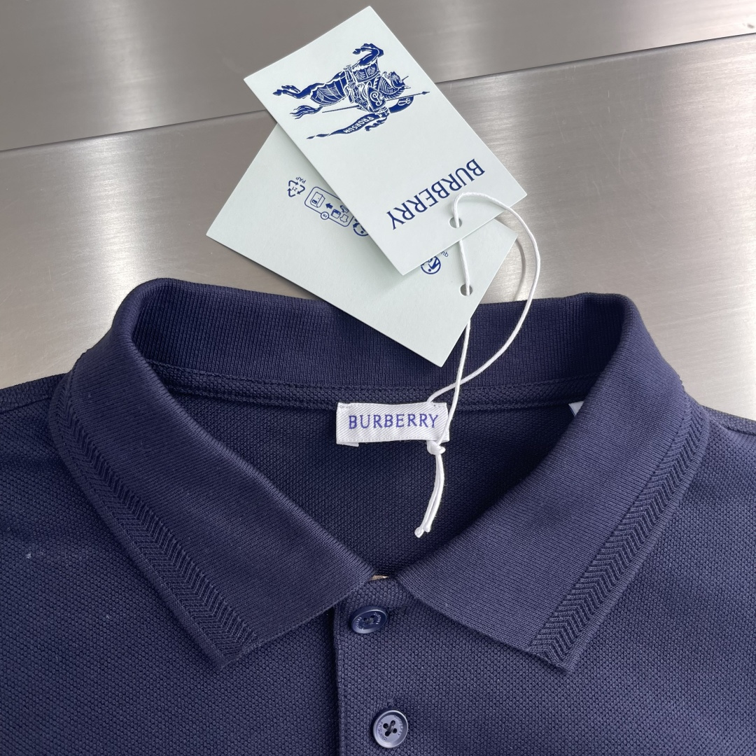 -BBR 长袖翻领T恤面料采用特织新工艺单珠地，面料硬挺，舒适克重高达300克左右做工精细，门禁采用格纹