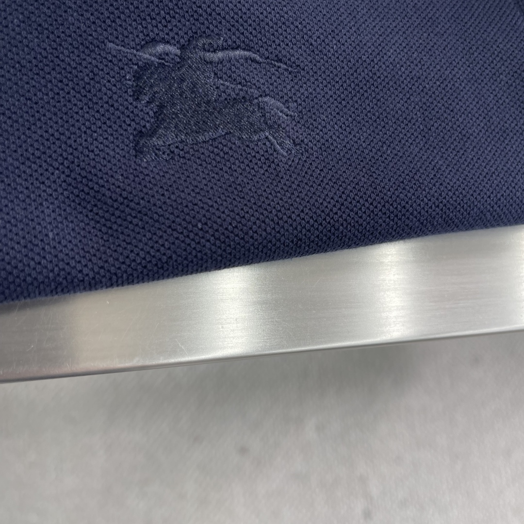 -BBR 长袖翻领T恤面料采用特织新工艺单珠地，面料硬挺，舒适克重高达300克左右做工精细，门禁采用格纹