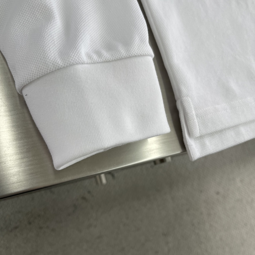 -BBR 长袖翻领T恤面料采用特织新工艺单珠地，面料硬挺，舒适克重高达300克左右做工精细，门禁采用格纹