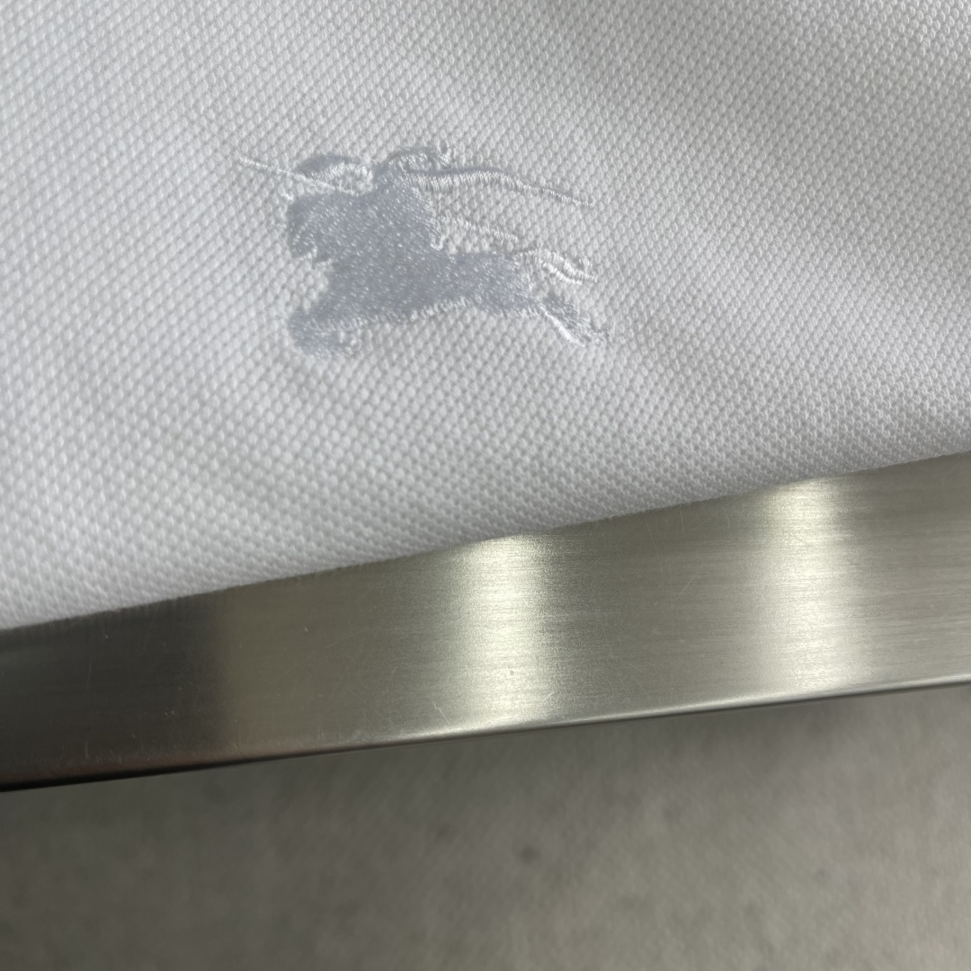 -BBR 长袖翻领T恤面料采用特织新工艺单珠地，面料硬挺，舒适克重高达300克左右做工精细，门禁采用格纹