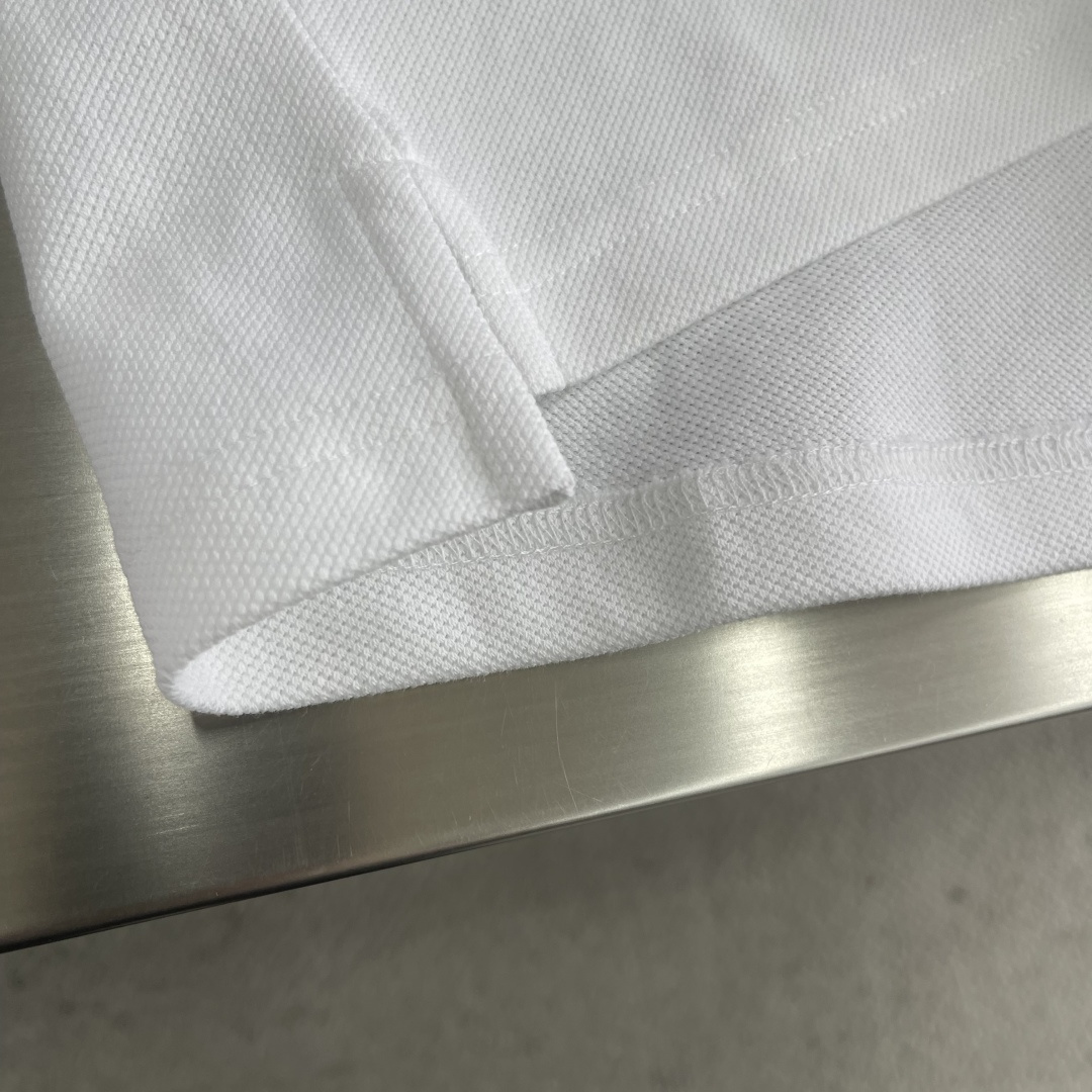 -BBR 长袖翻领T恤面料采用特织新工艺单珠地，面料硬挺，舒适克重高达300克左右做工精细，门禁采用格纹