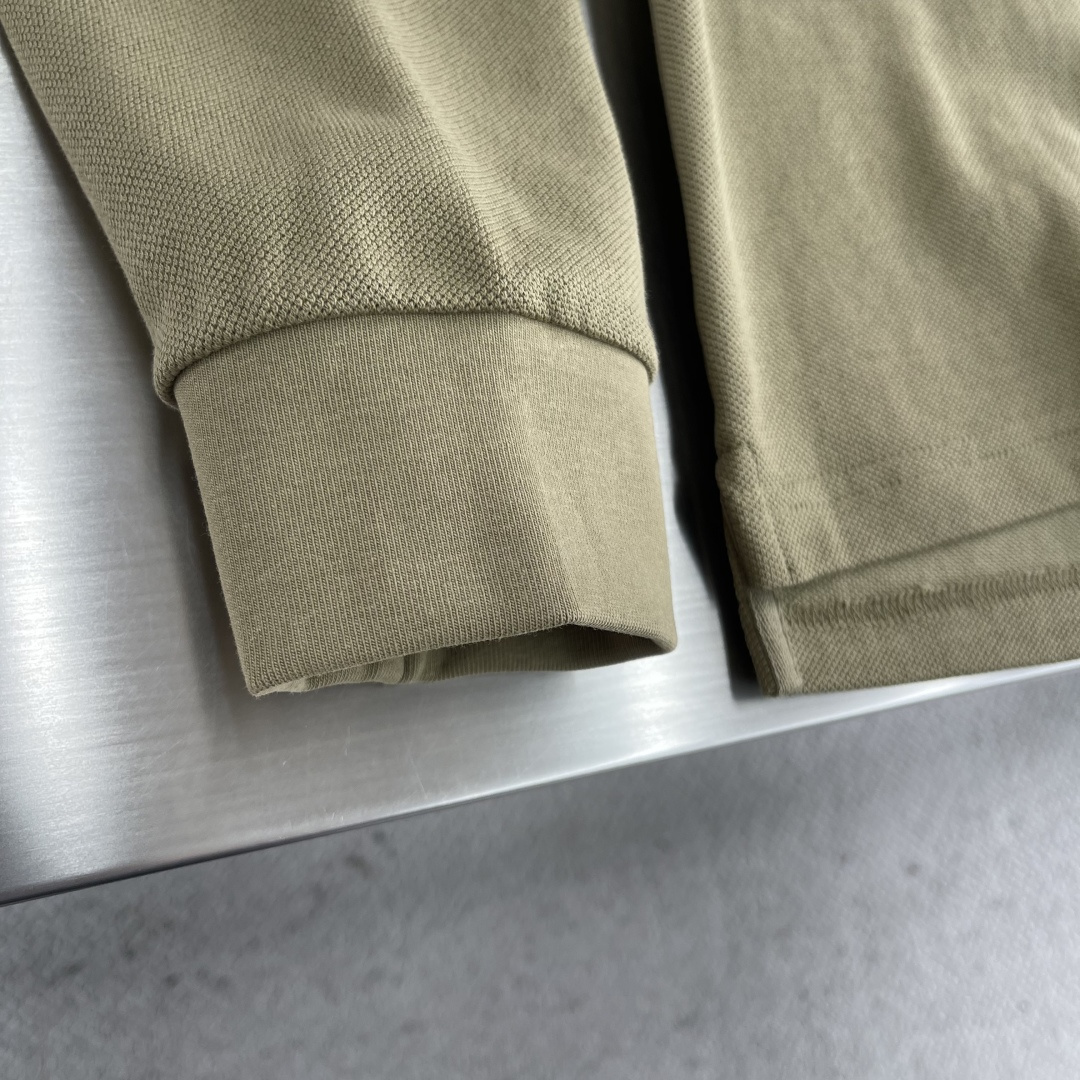 -BBR 长袖翻领T恤面料采用特织新工艺单珠地，面料硬挺，舒适克重高达300克左右做工精细，门禁采用格纹