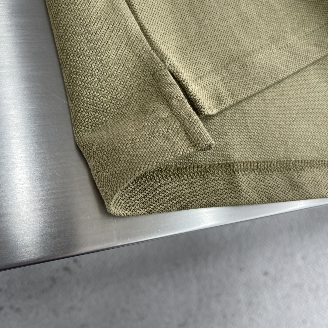 -BBR 长袖翻领T恤面料采用特织新工艺单珠地，面料硬挺，舒适克重高达300克左右做工精细，门禁采用格纹