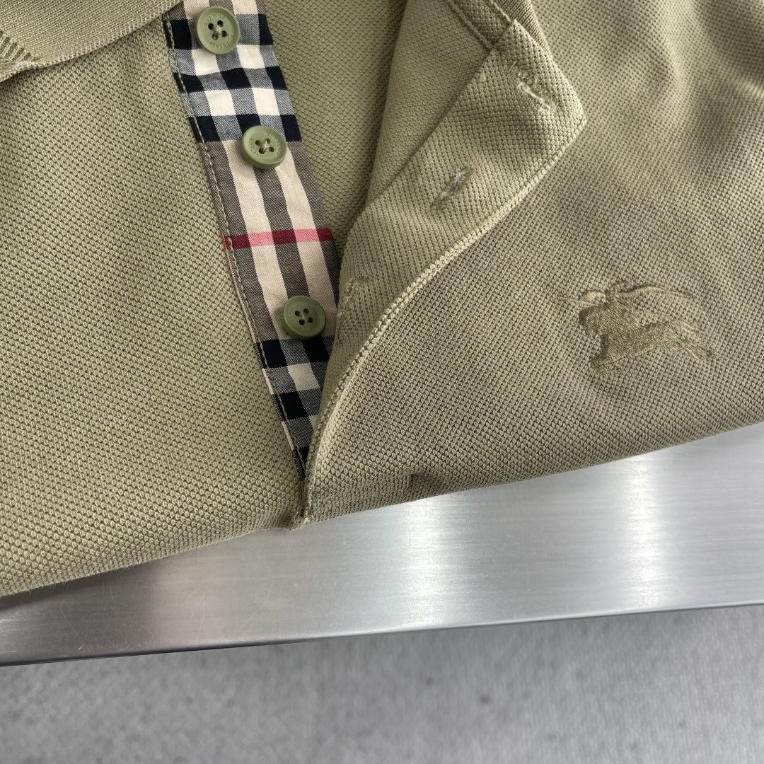 -BBR 长袖翻领T恤面料采用特织新工艺单珠地，面料硬挺，舒适克重高达300克左右做工精细，门禁采用格纹