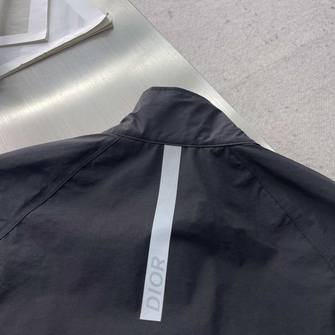 -Dio 单层冲锋衣全身胶条压胶装饰，韩国进口面料经过三防处理，无缝衔接，工艺极其复杂，带有透气工艺，面