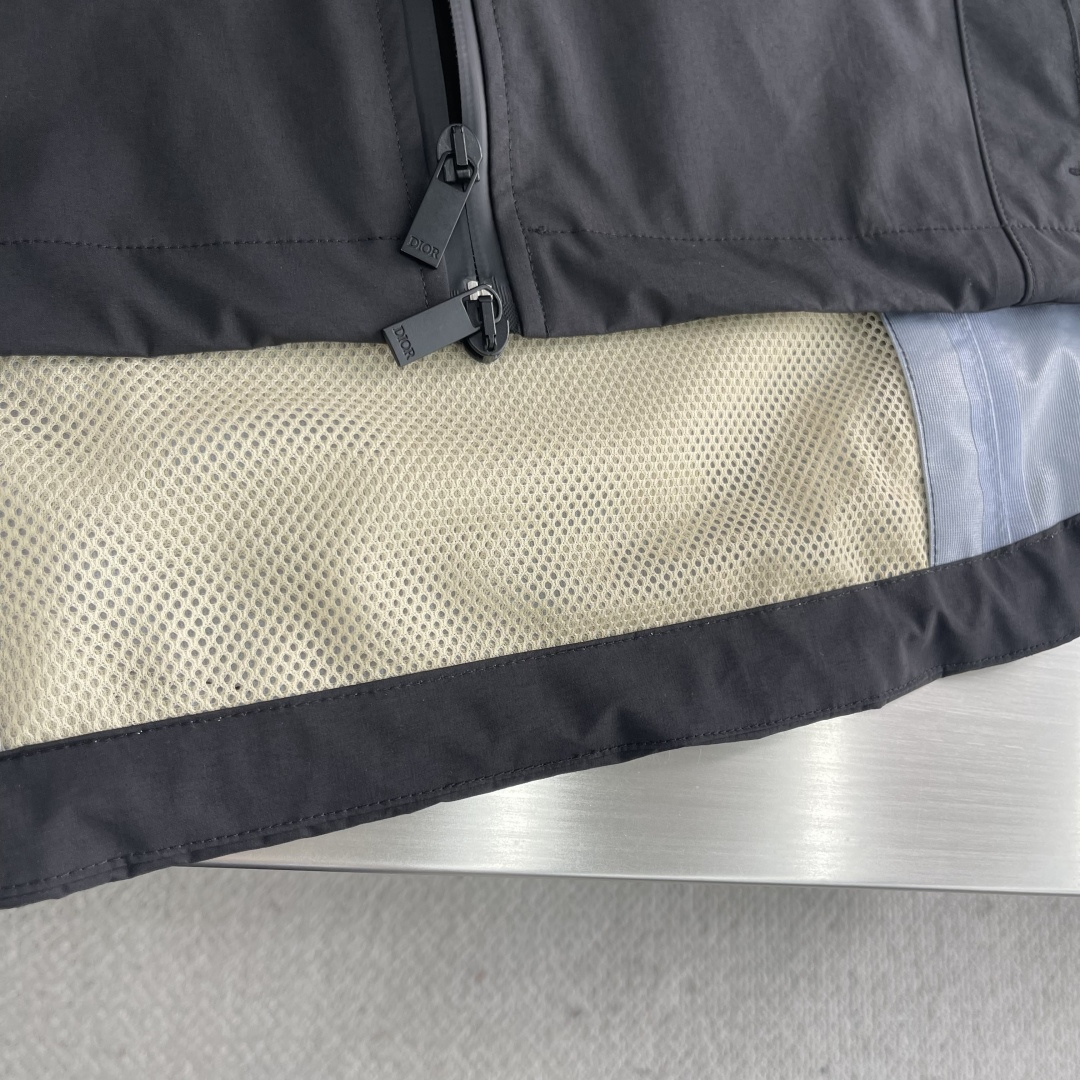 -Dio 单层冲锋衣全身胶条压胶装饰，韩国进口面料经过三防处理，无缝衔接，工艺极其复杂，带有透气工艺，面