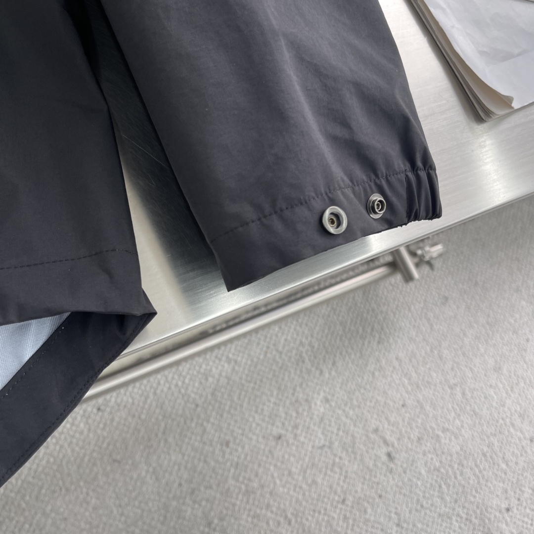 -Dio 单层冲锋衣全身胶条压胶装饰，韩国进口面料经过三防处理，无缝衔接，工艺极其复杂，带有透气工艺，面