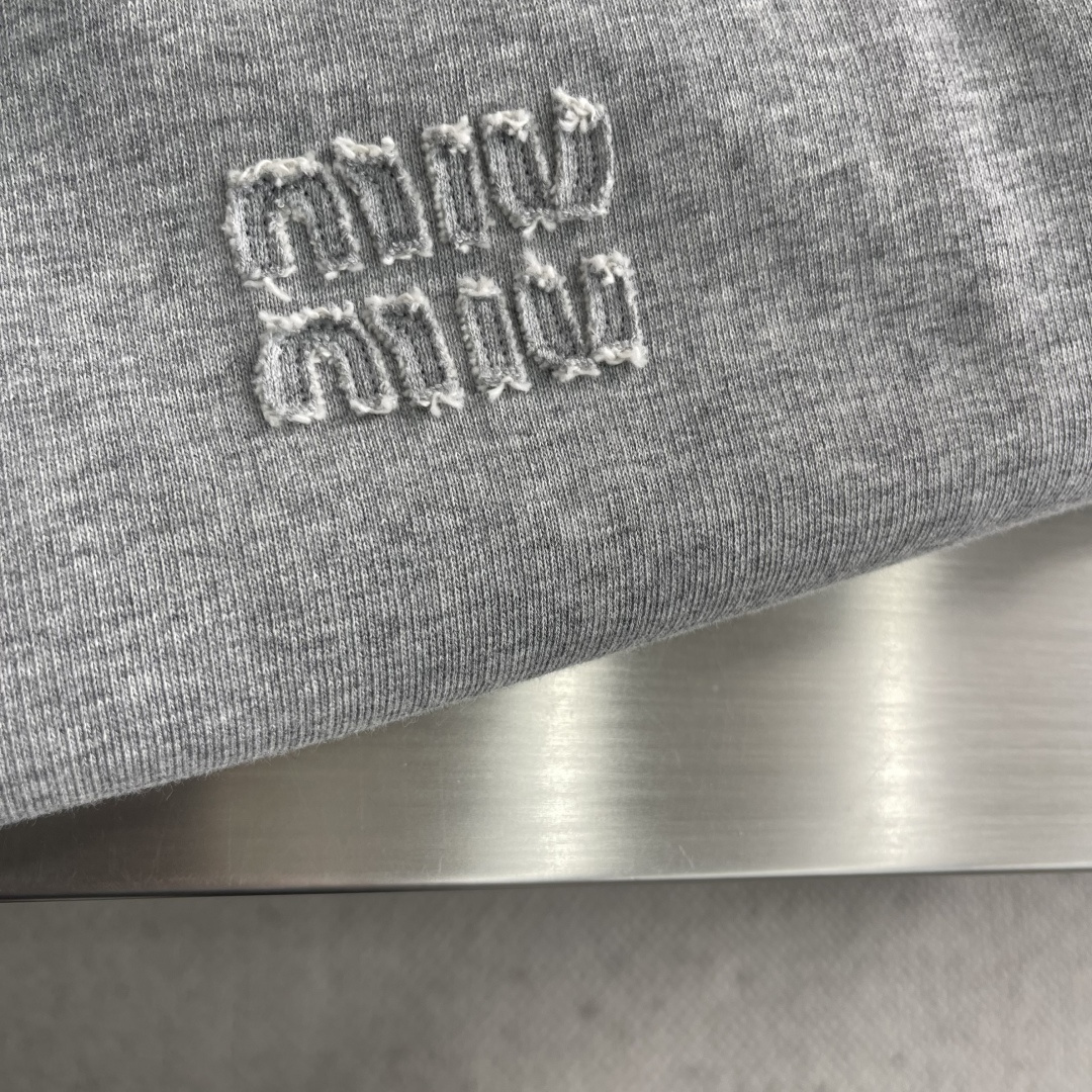 -MIU MIU 25FW双面穿连帽外套针织面采用400g/m²高克重双纱毛圈布，采用双纱并线编织，比单