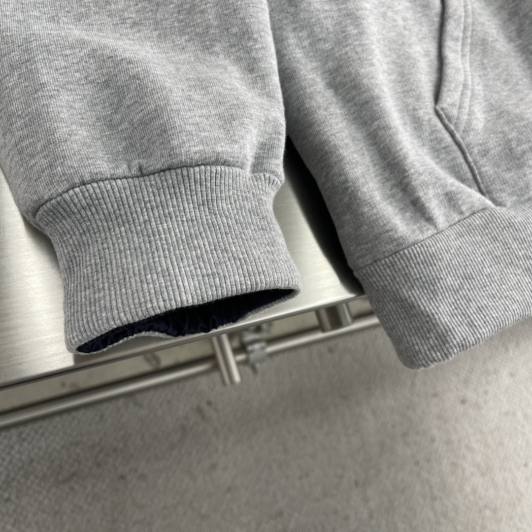 -MIU MIU 25FW双面穿连帽外套针织面采用400g/m²高克重双纱毛圈布，采用双纱并线编织，比单