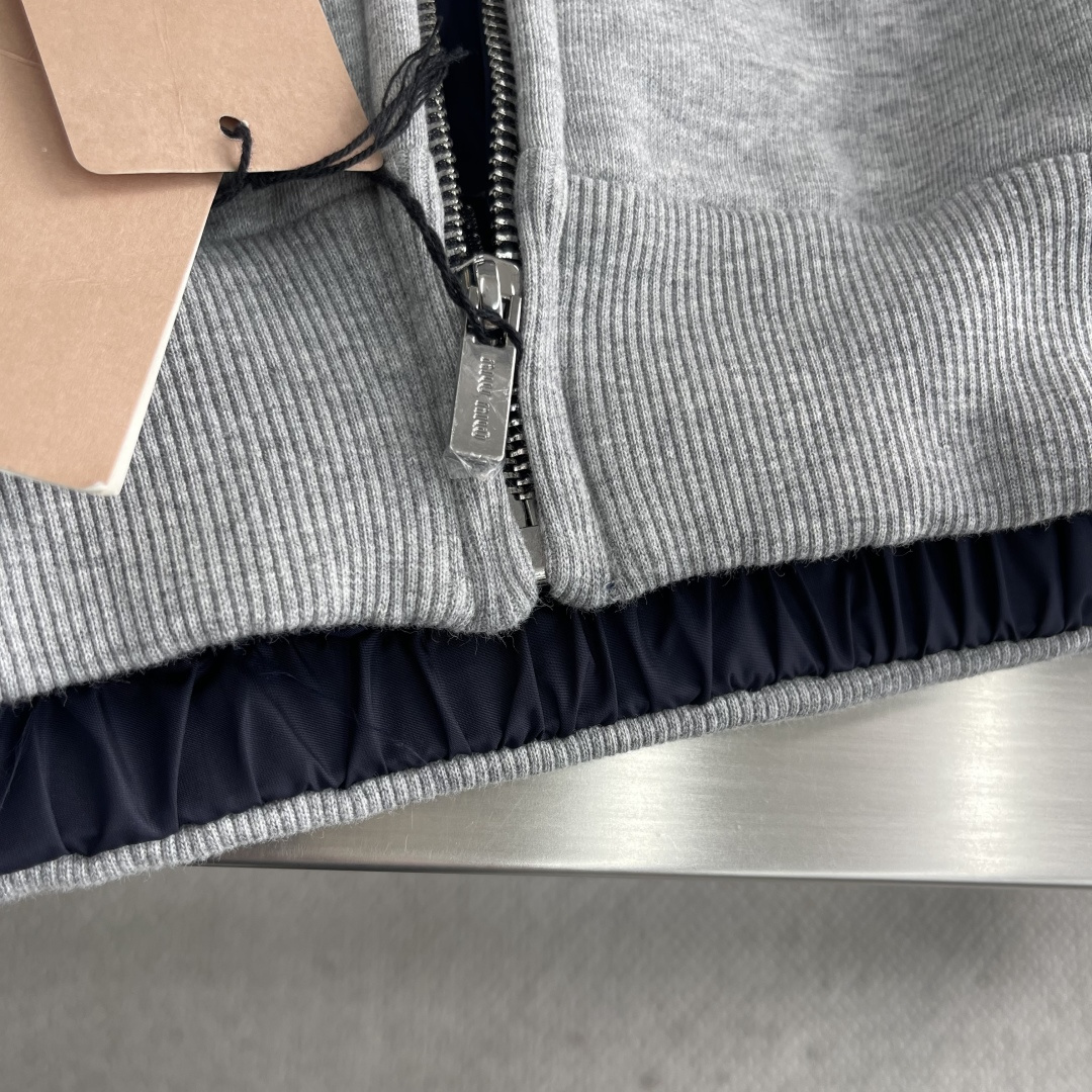 -MIU MIU 25FW双面穿连帽外套针织面采用400g/m²高克重双纱毛圈布，采用双纱并线编织，比单