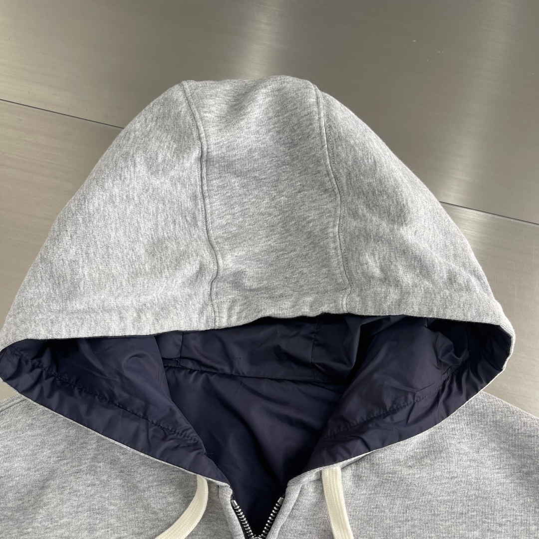 -MIU MIU 25FW双面穿连帽外套针织面采用400g/m²高克重双纱毛圈布，采用双纱并线编织，比单