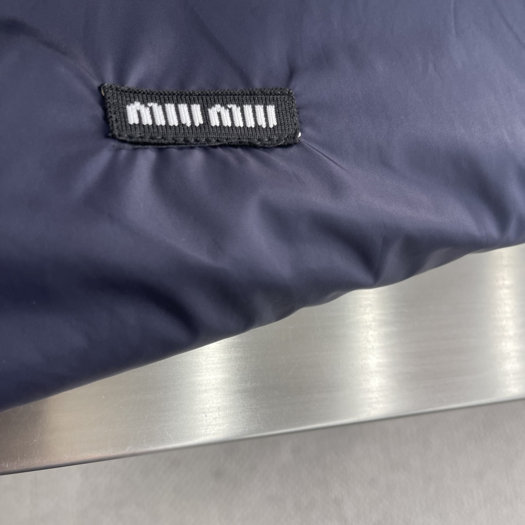 -MIU MIU 25FW双面穿连帽外套针织面采用400g/m²高克重双纱毛圈布，采用双纱并线编织，比单