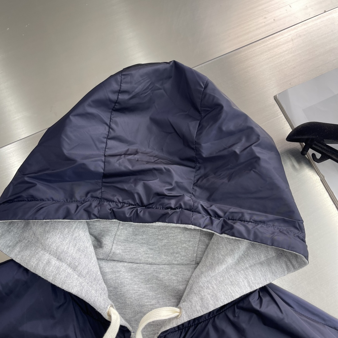 -MIU MIU 25FW双面穿连帽外套针织面采用400g/m²高克重双纱毛圈布，采用双纱并线编织，比单