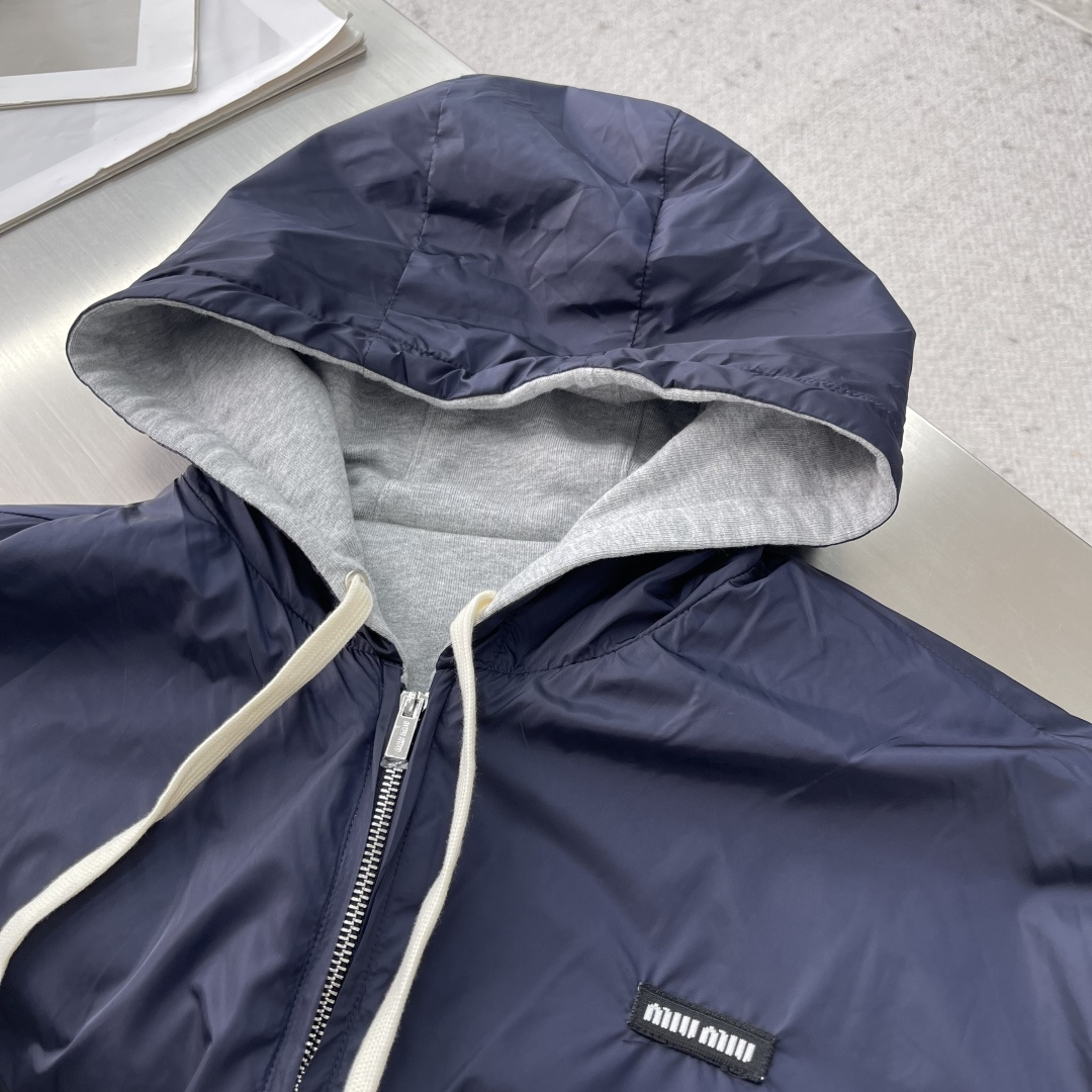 -MIU MIU 25FW双面穿连帽外套针织面采用400g/m²高克重双纱毛圈布，采用双纱并线编织，比单