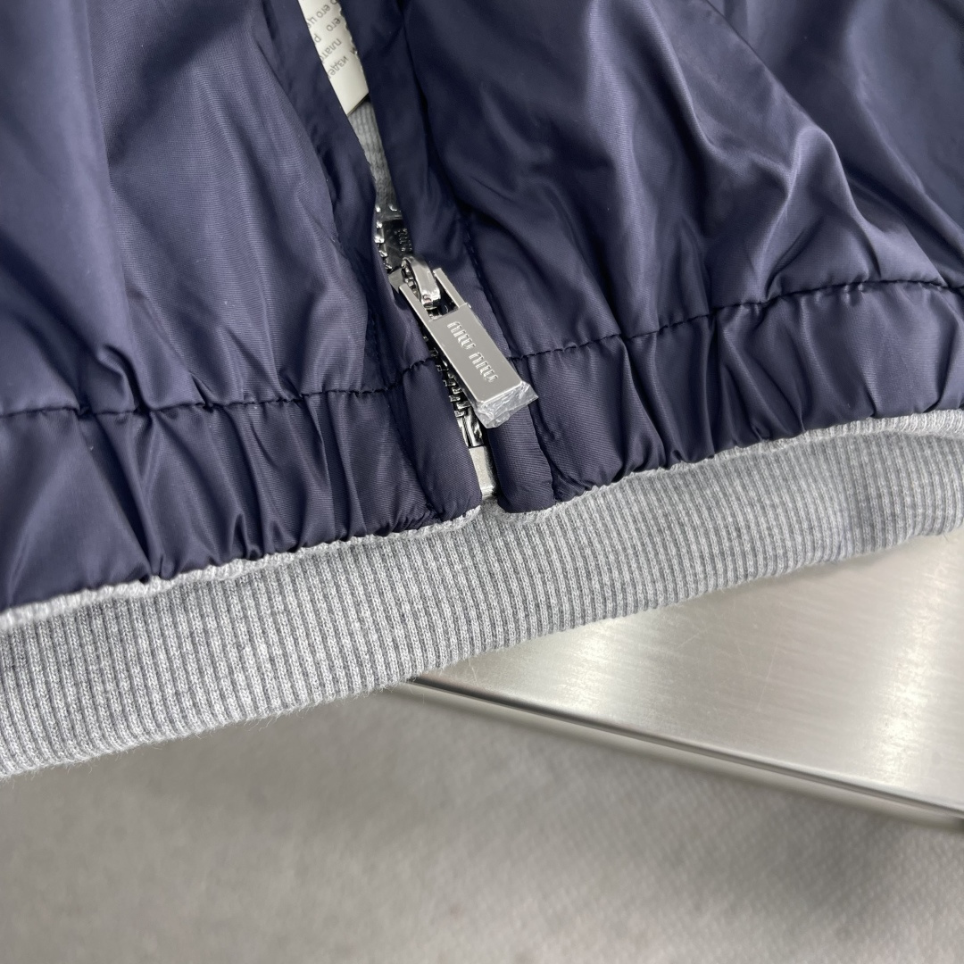 -MIU MIU 25FW双面穿连帽外套针织面采用400g/m²高克重双纱毛圈布，采用双纱并线编织，比单