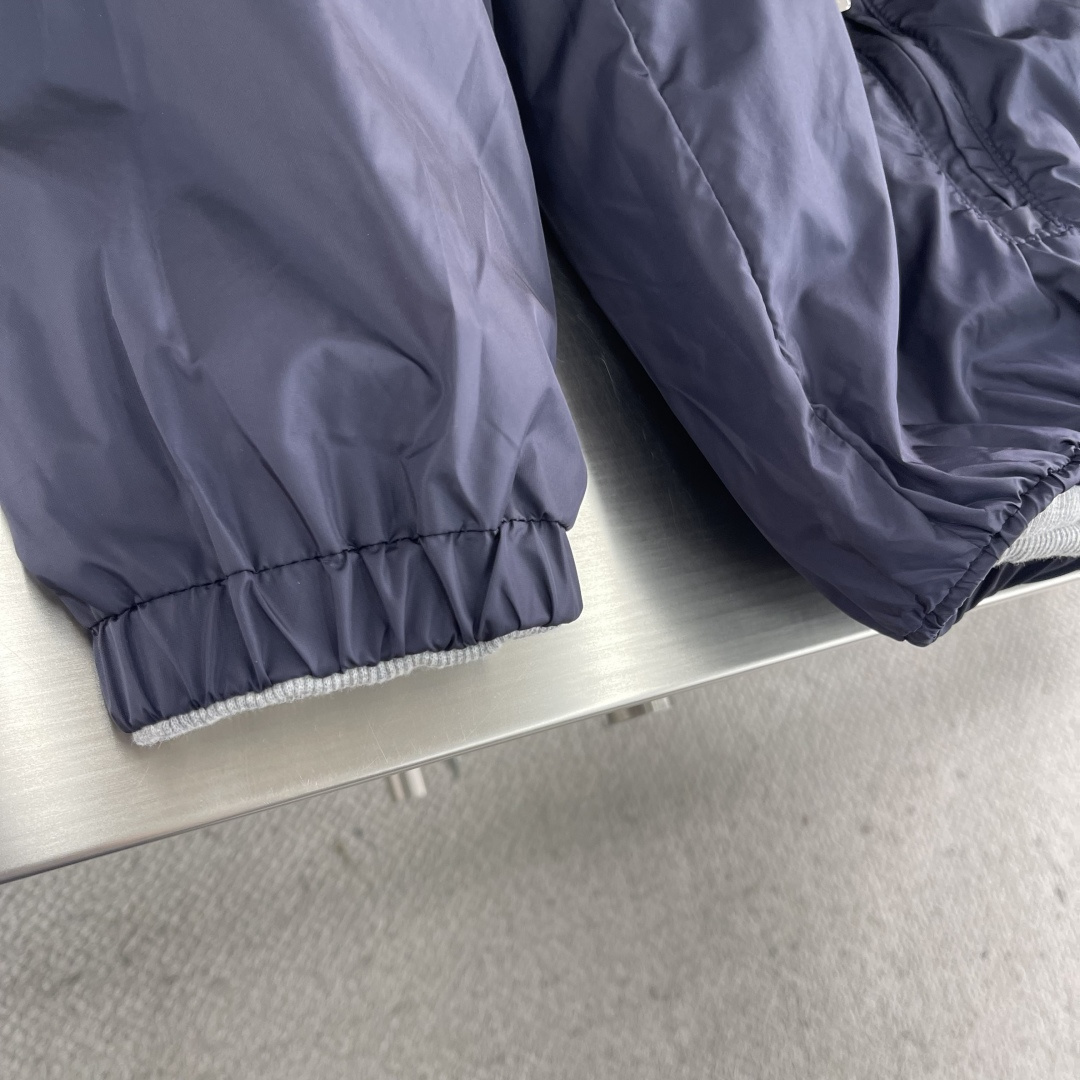 -MIU MIU 25FW双面穿连帽外套针织面采用400g/m²高克重双纱毛圈布，采用双纱并线编织，比单