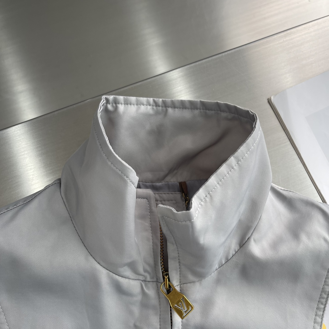 -驴牌 25fw撞色印花高领拉链夹克外套采用100%锦纶科技面料打造，兼具轻盈质感与出色性能。标志性的M