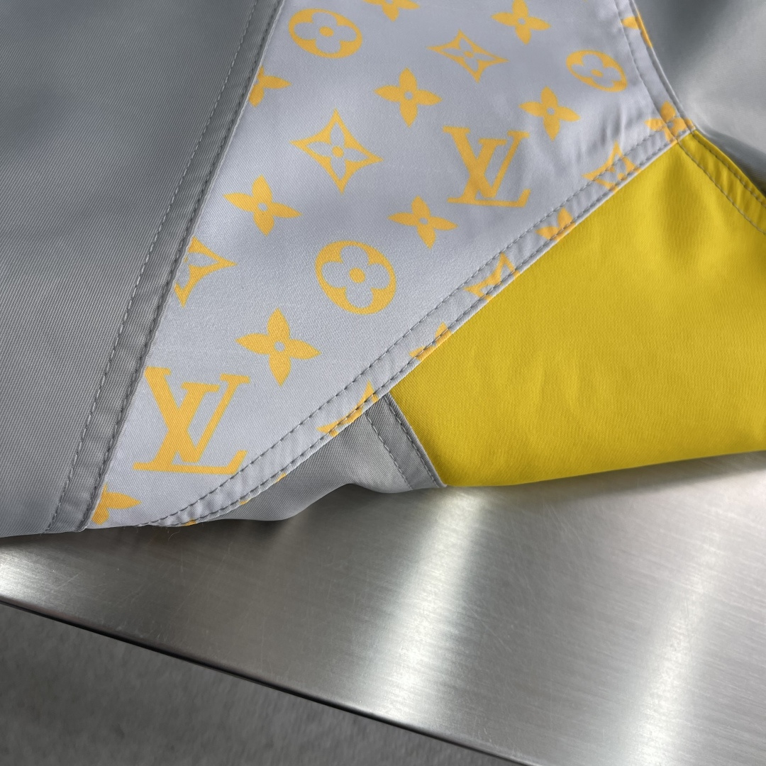 -驴牌 25fw撞色印花高领拉链夹克外套采用100%锦纶科技面料打造，兼具轻盈质感与出色性能。标志性的M