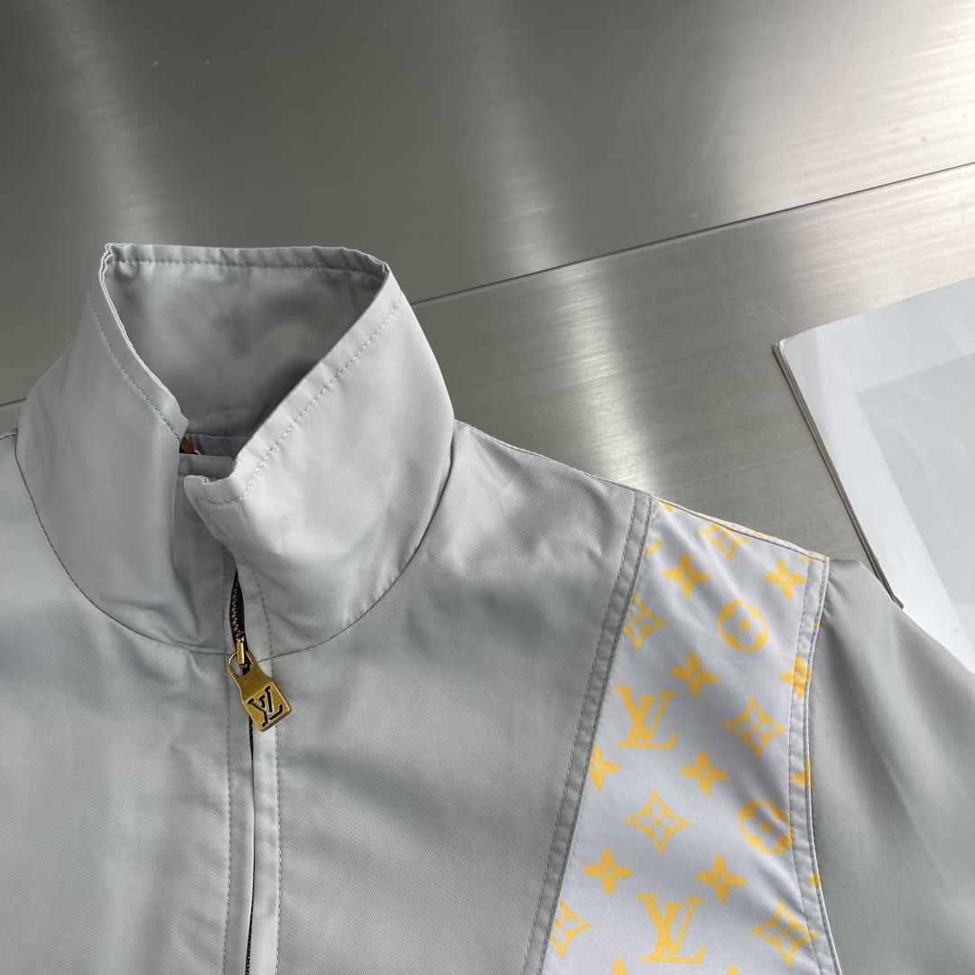 -驴牌 25fw撞色印花高领拉链夹克外套采用100%锦纶科技面料打造，兼具轻盈质感与出色性能。标志性的M