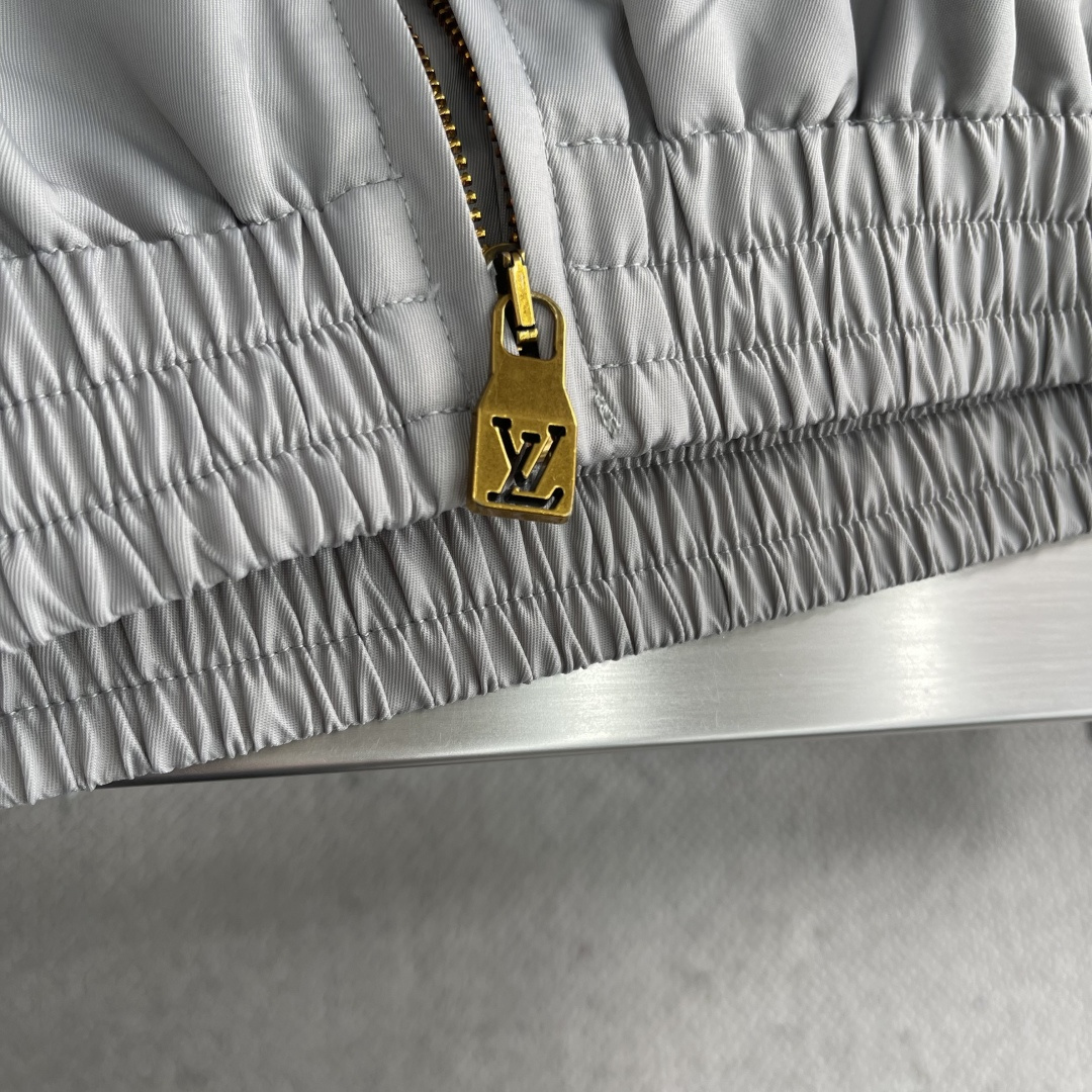 -驴牌 25fw撞色印花高领拉链夹克外套采用100%锦纶科技面料打造，兼具轻盈质感与出色性能。标志性的M