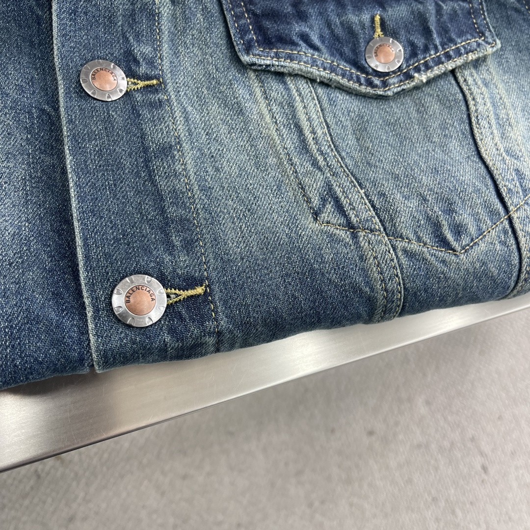 -Balenciag CUT-UP 牛仔夹克定制棉韵丹宁与幻影科技交织的复古织料 质感卓越 舒适贴肤 以