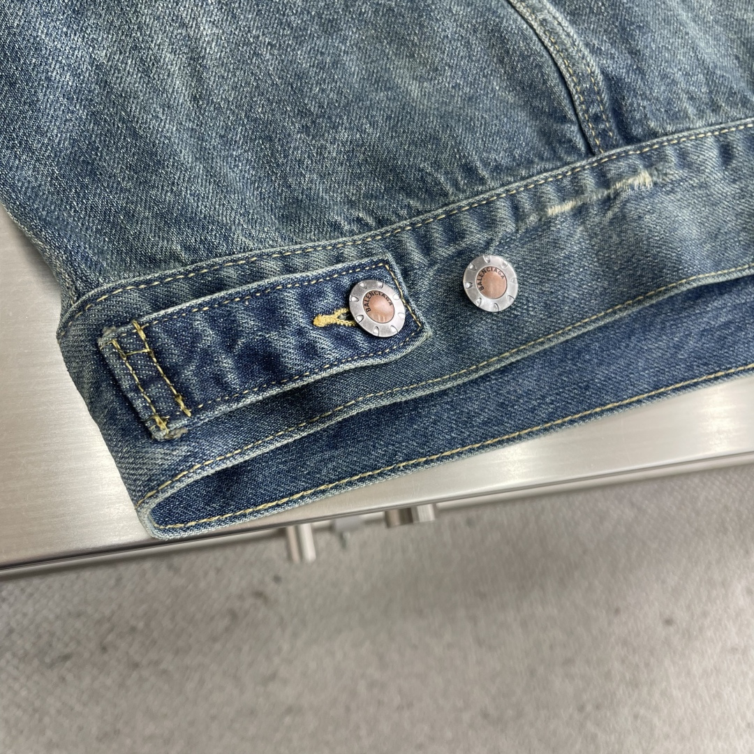 -Balenciag CUT-UP 牛仔夹克定制棉韵丹宁与幻影科技交织的复古织料 质感卓越 舒适贴肤 以