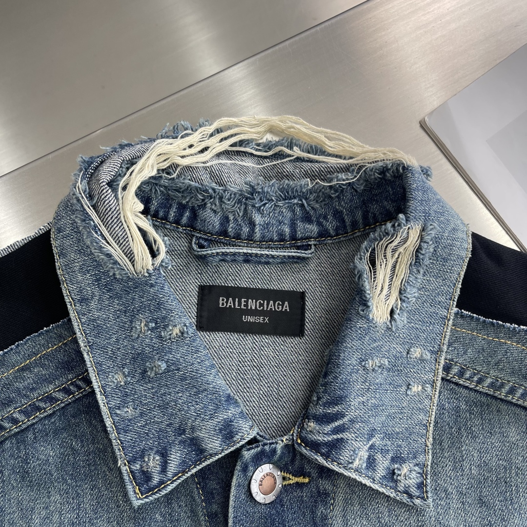 -Balenciag CUT-UP 牛仔夹克定制棉韵丹宁与幻影科技交织的复古织料 质感卓越 舒适贴肤 以