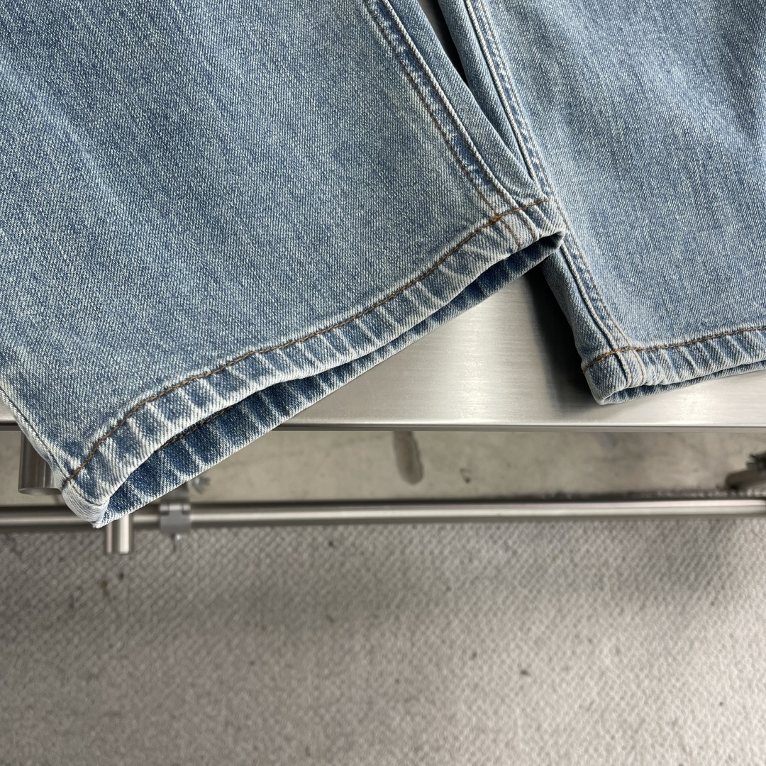 -GUCC 25fw新款印花牛仔长裤宽松版型GG标识洗水做旧带弹力牛仔裤满满的设计细节，真皮料饰物，面料