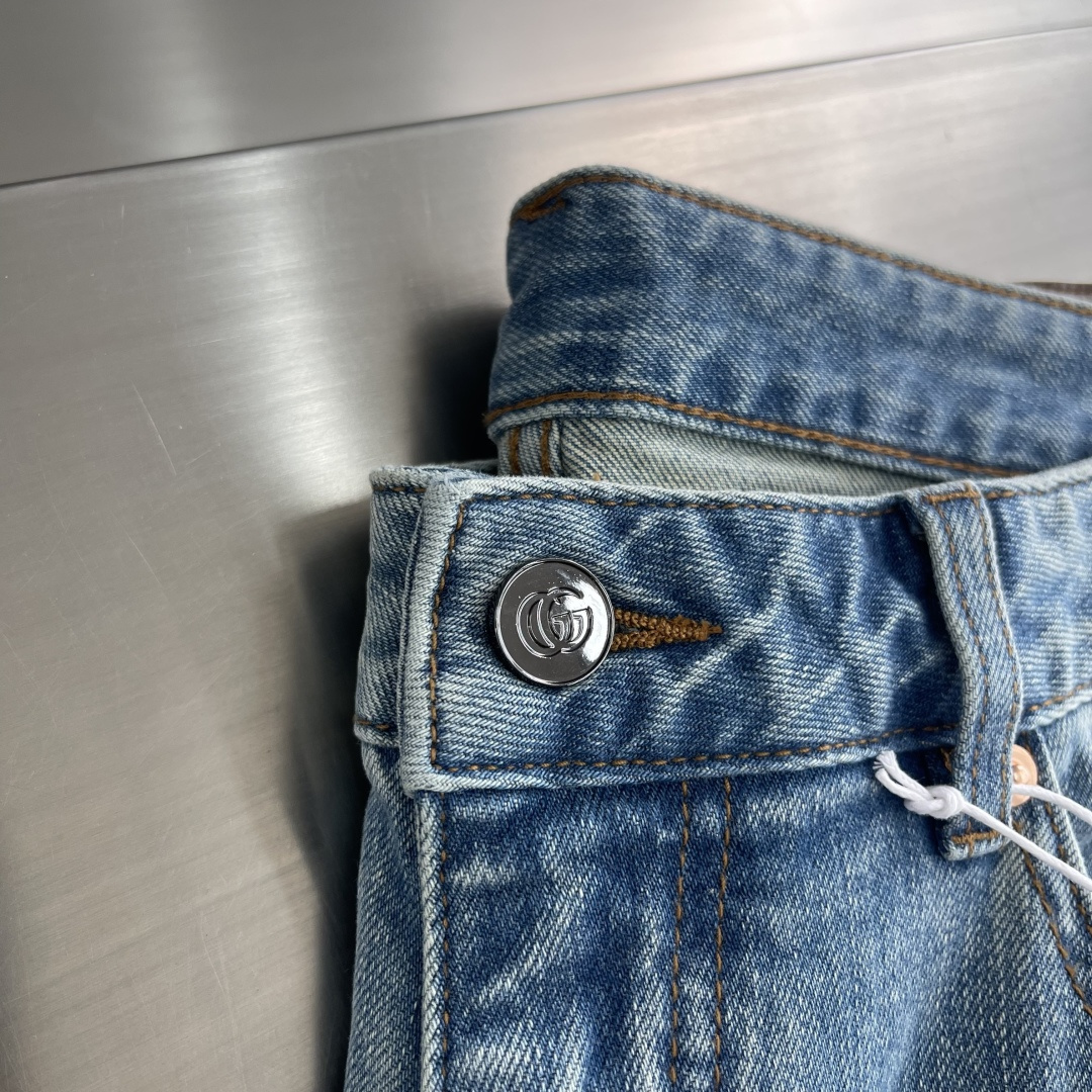 -GUCC 25fw新款印花牛仔长裤宽松版型GG标识洗水做旧带弹力牛仔裤满满的设计细节，真皮料饰物，面料