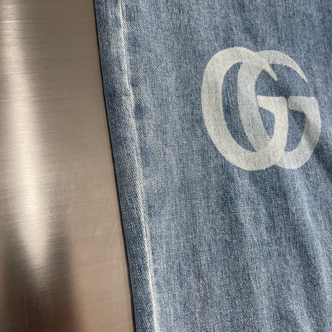 -GUCC 25fw新款印花牛仔长裤宽松版型GG标识洗水做旧带弹力牛仔裤满满的设计细节，真皮料饰物，面料