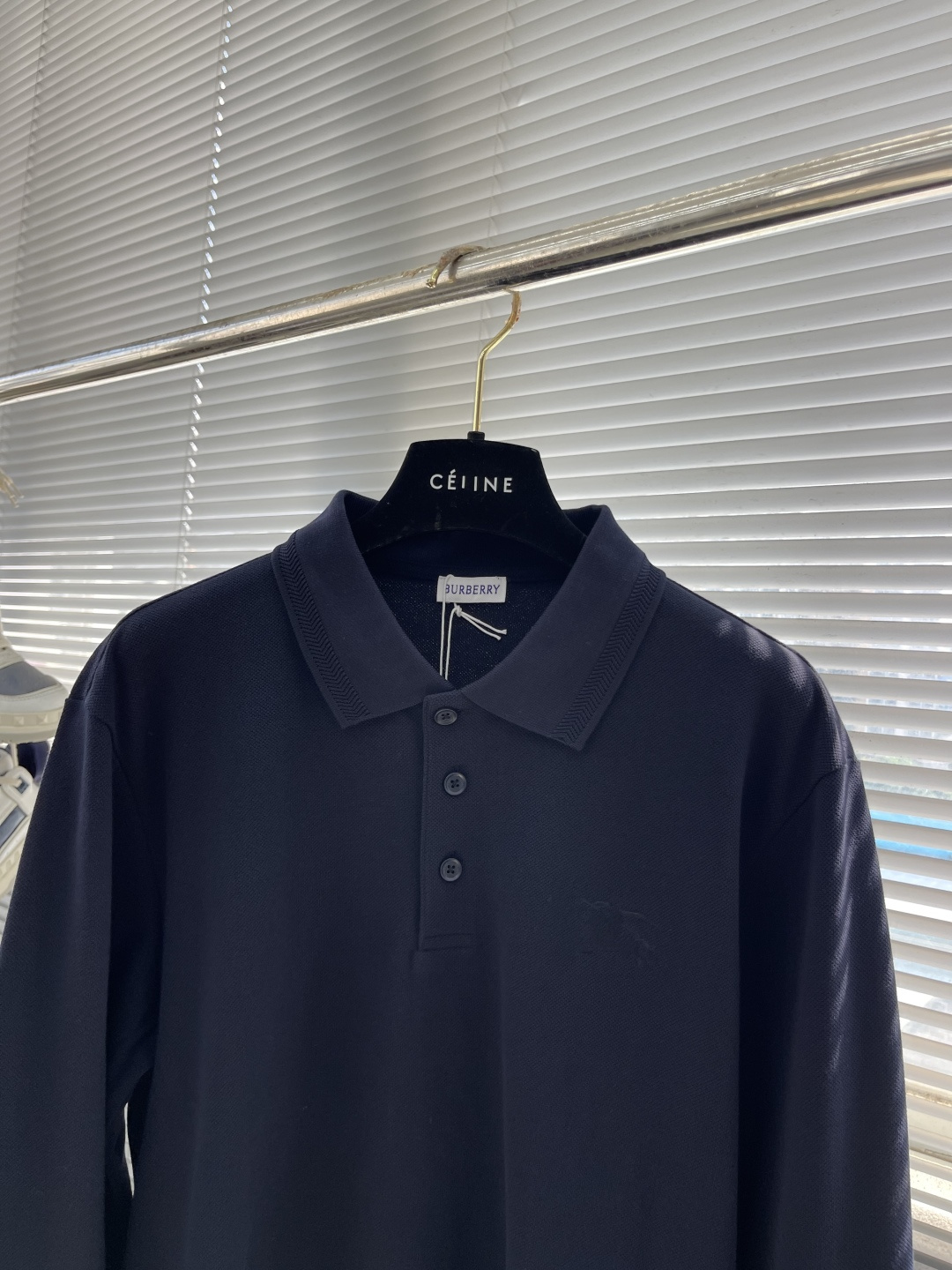 -BBR 长袖翻领T恤面料采用特织新工艺单珠地，面料硬挺，舒适克重高达300克左右做工精细，门禁采用格纹