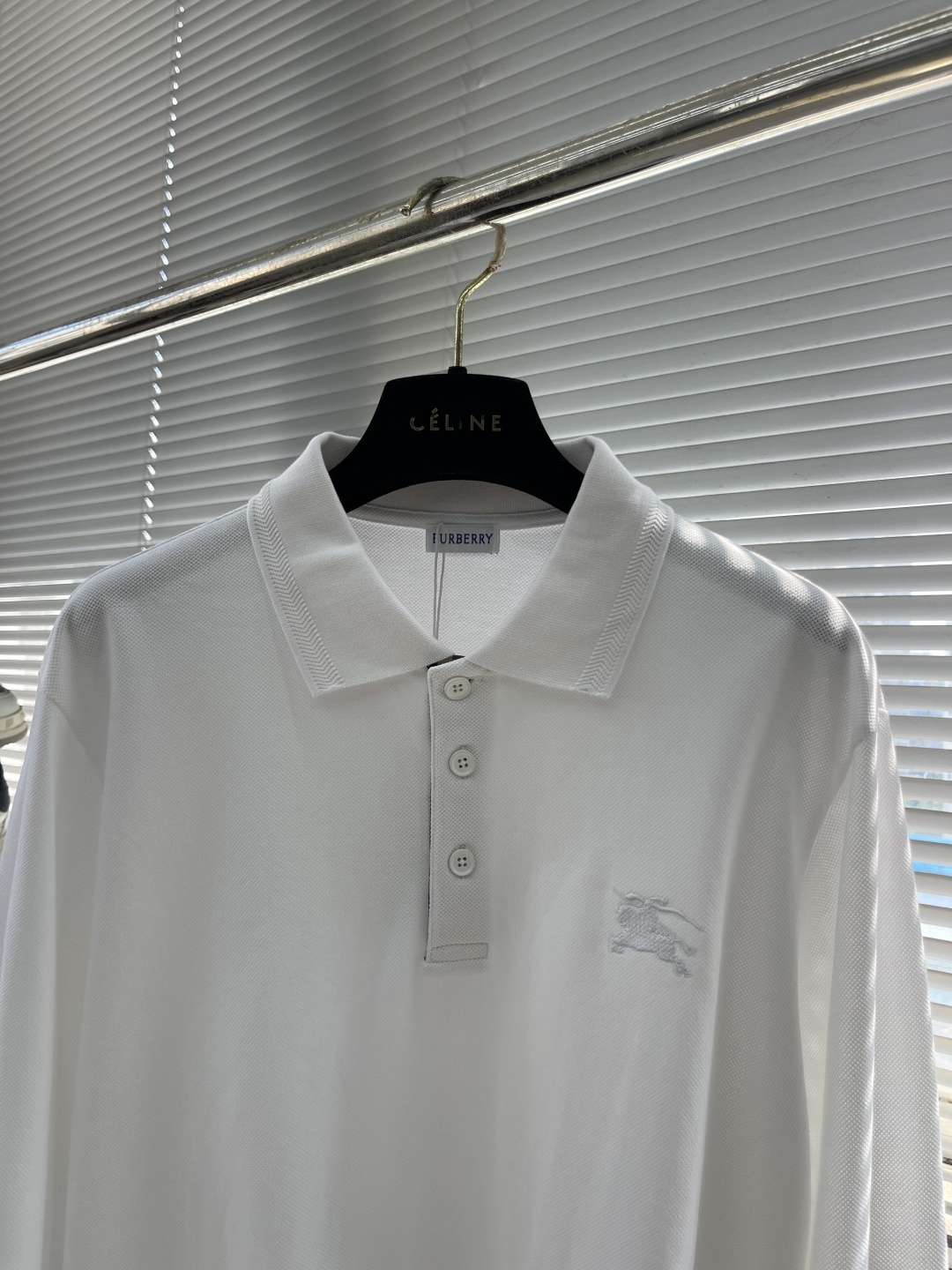 -BBR 长袖翻领T恤面料采用特织新工艺单珠地，面料硬挺，舒适克重高达300克左右做工精细，门禁采用格纹