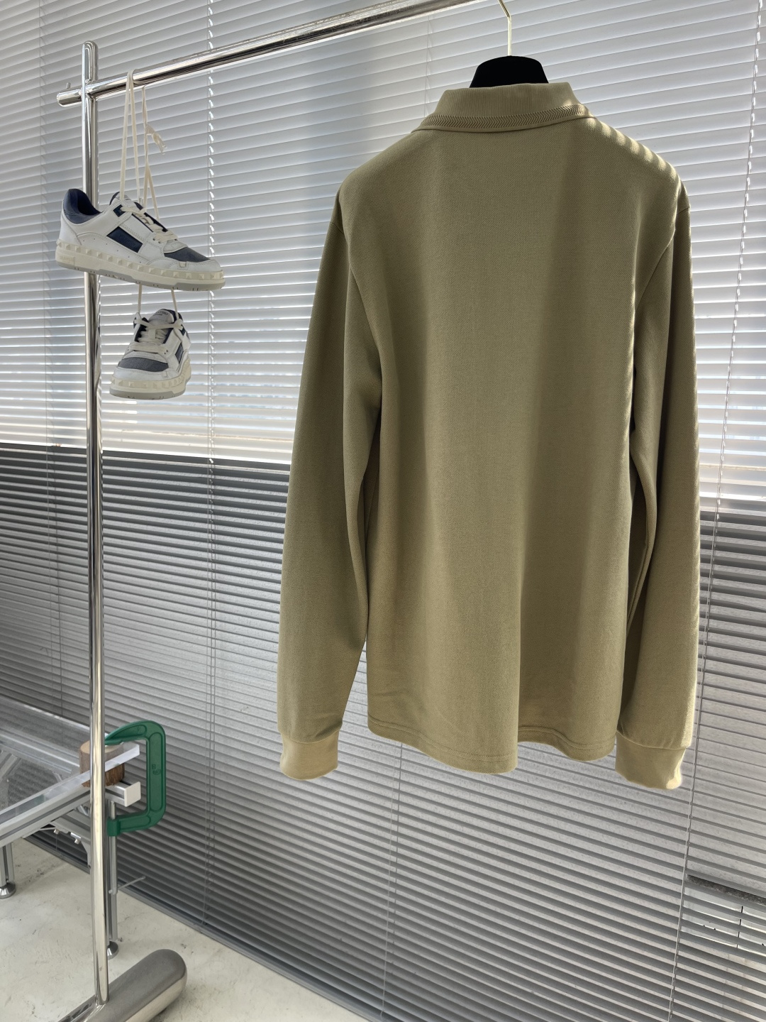 -BBR 长袖翻领T恤面料采用特织新工艺单珠地，面料硬挺，舒适克重高达300克左右做工精细，门禁采用格纹