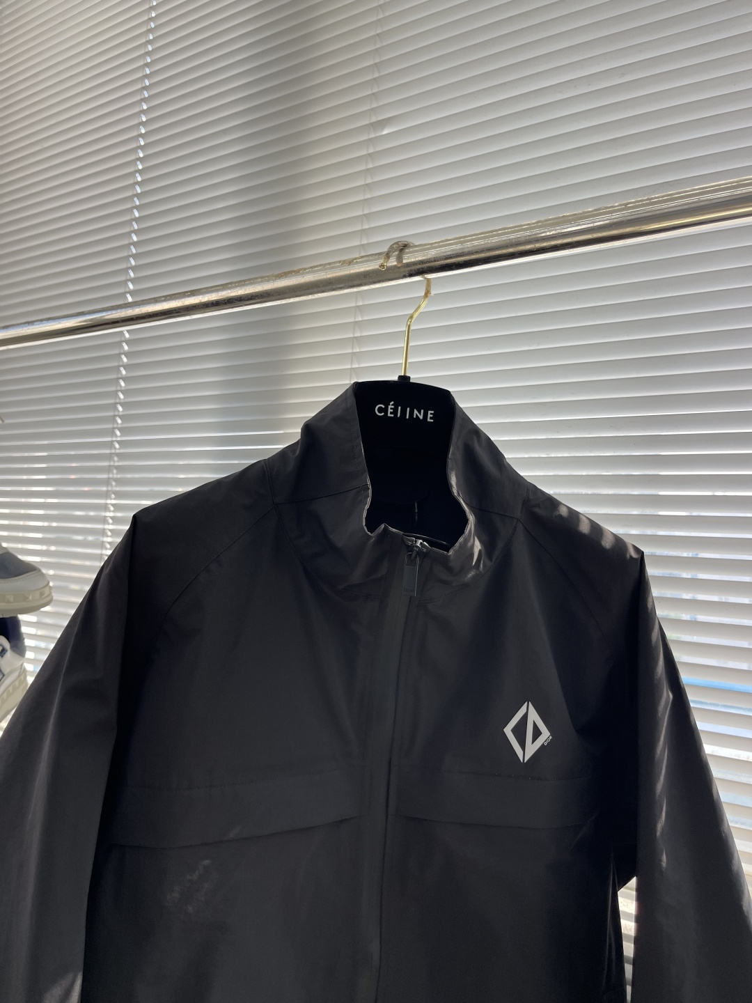 -Dio 单层冲锋衣全身胶条压胶装饰，韩国进口面料经过三防处理，无缝衔接，工艺极其复杂，带有透气工艺，面