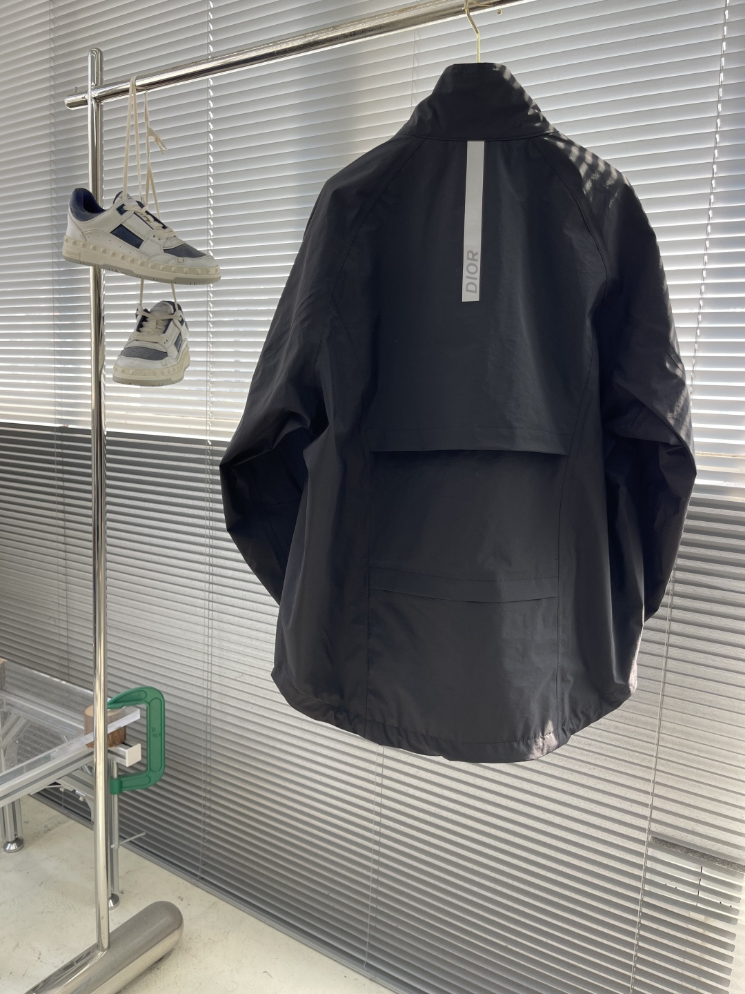 -Dio 单层冲锋衣全身胶条压胶装饰，韩国进口面料经过三防处理，无缝衔接，工艺极其复杂，带有透气工艺，面