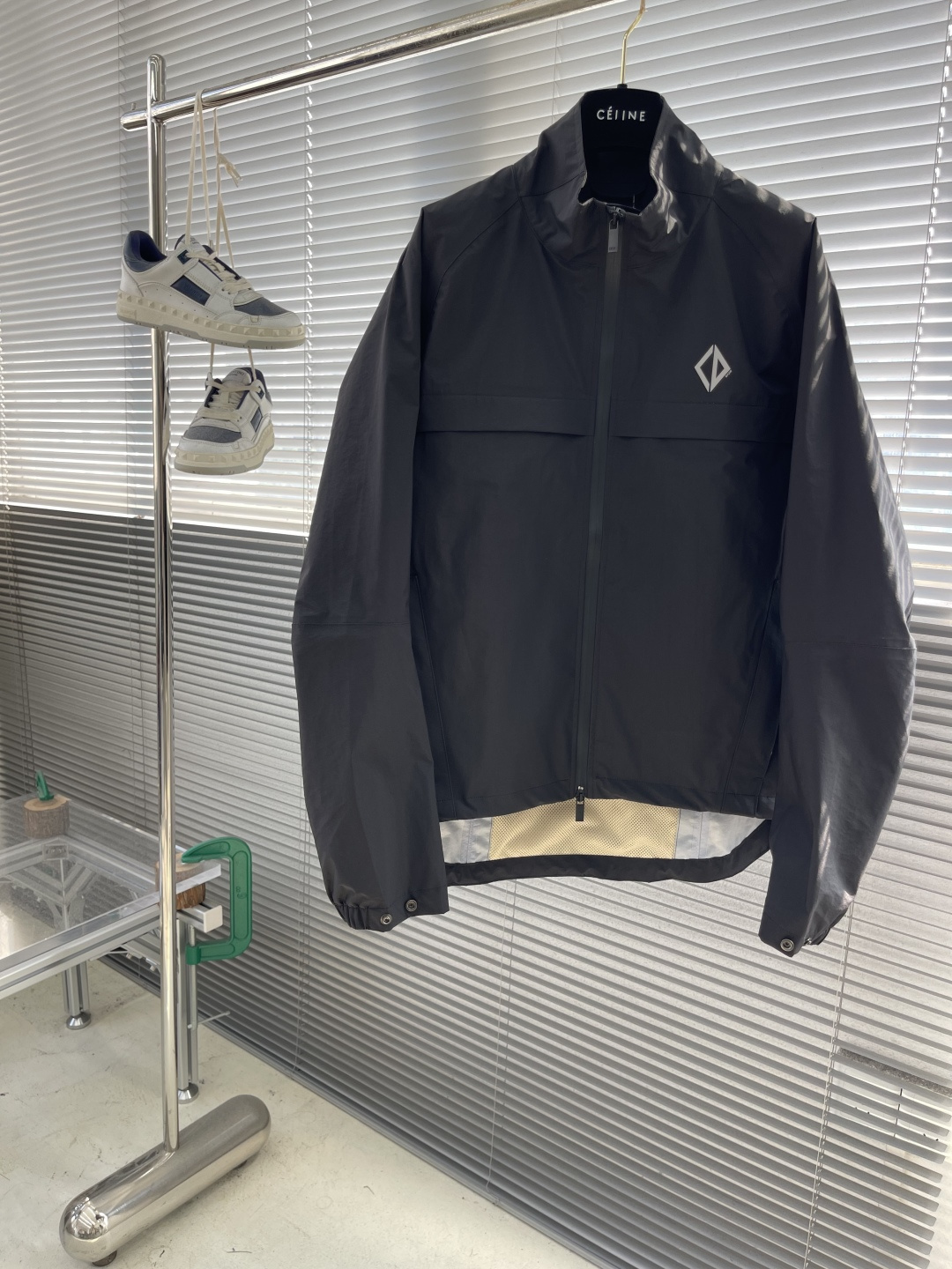 -Dio 单层冲锋衣全身胶条压胶装饰，韩国进口面料经过三防处理，无缝衔接，工艺极其复杂，带有透气工艺，面