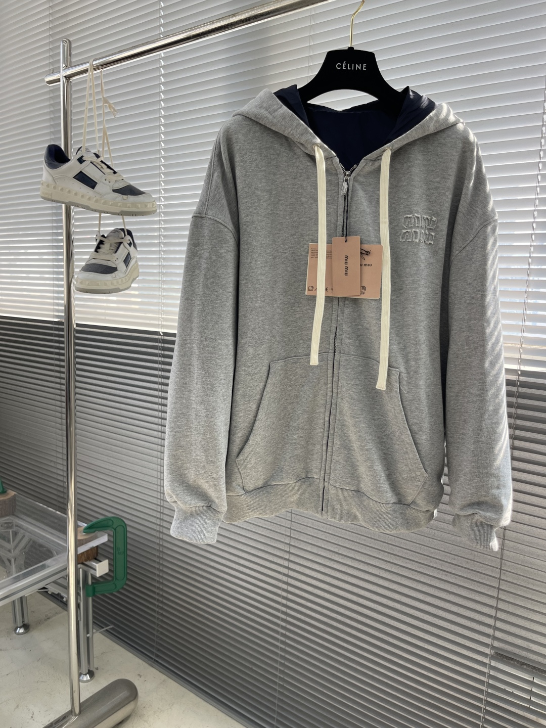 -MIU MIU 25FW双面穿连帽外套针织面采用400g/m²高克重双纱毛圈布，采用双纱并线编织，比单