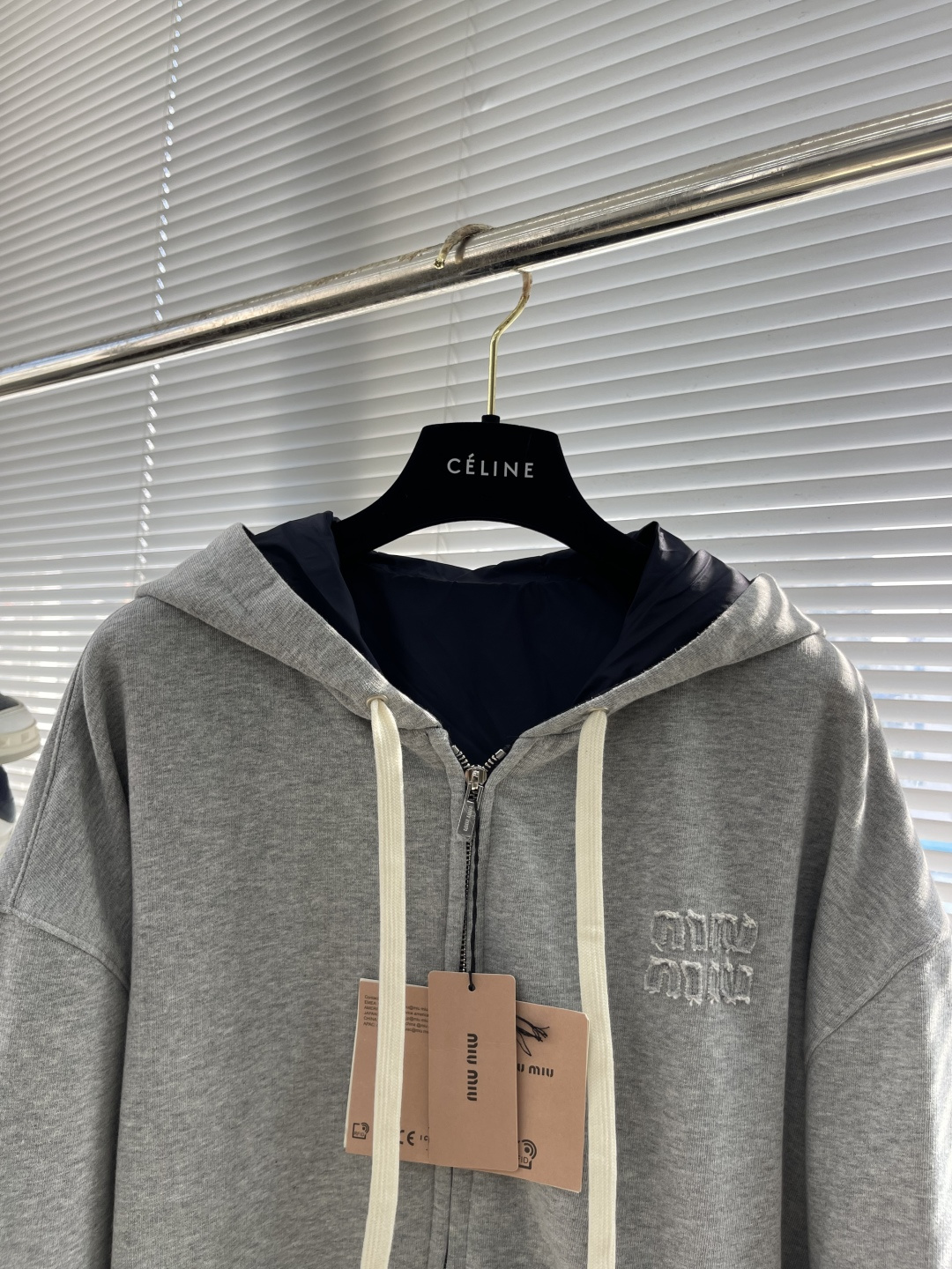 -MIU MIU 25FW双面穿连帽外套针织面采用400g/m²高克重双纱毛圈布，采用双纱并线编织，比单