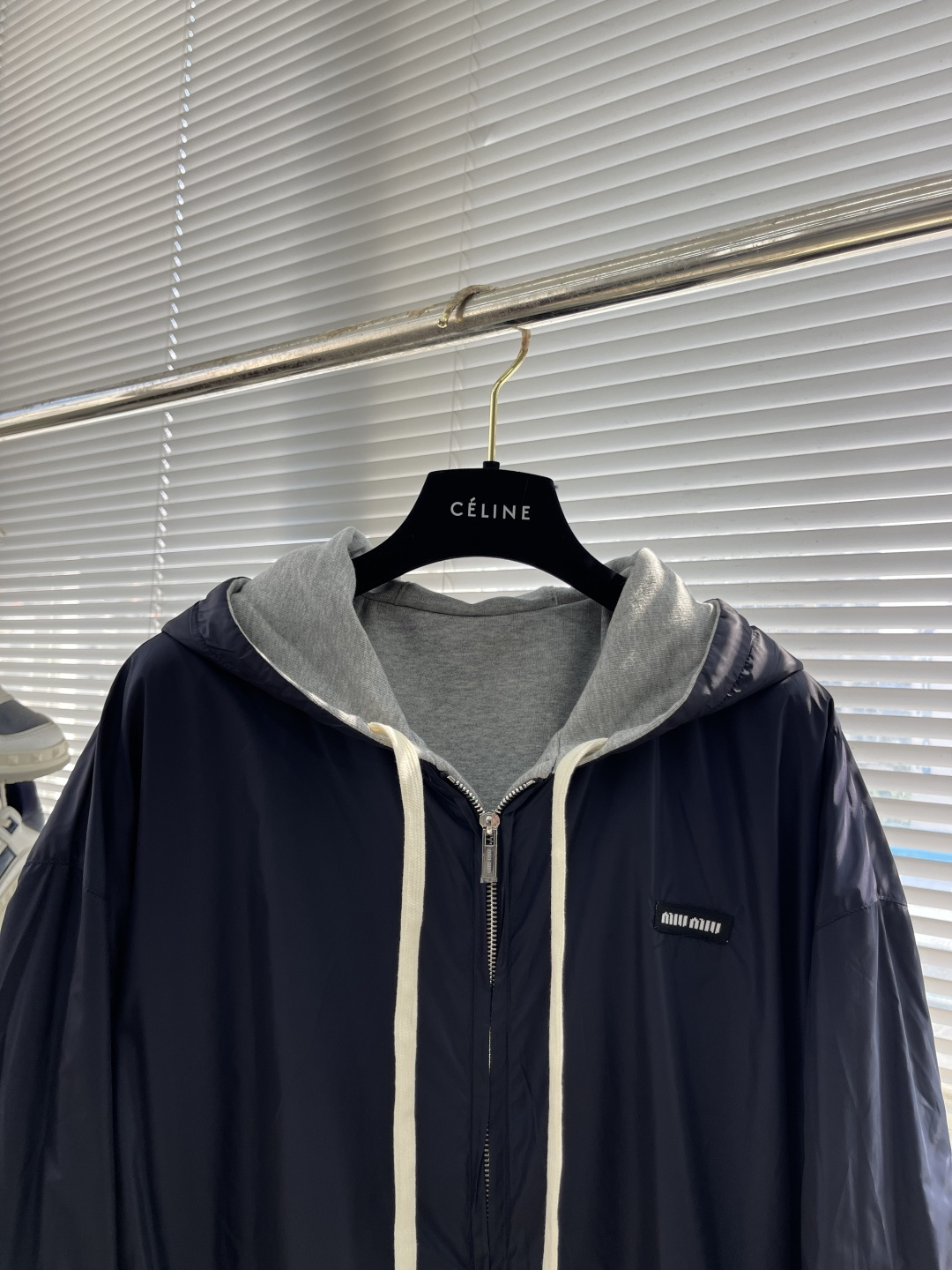 -MIU MIU 25FW双面穿连帽外套针织面采用400g/m²高克重双纱毛圈布，采用双纱并线编织，比单