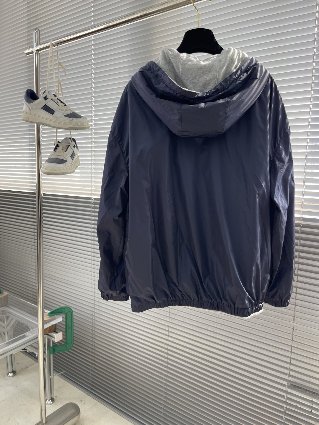 -MIU MIU 25FW双面穿连帽外套针织面采用400g/m²高克重双纱毛圈布，采用双纱并线编织，比单