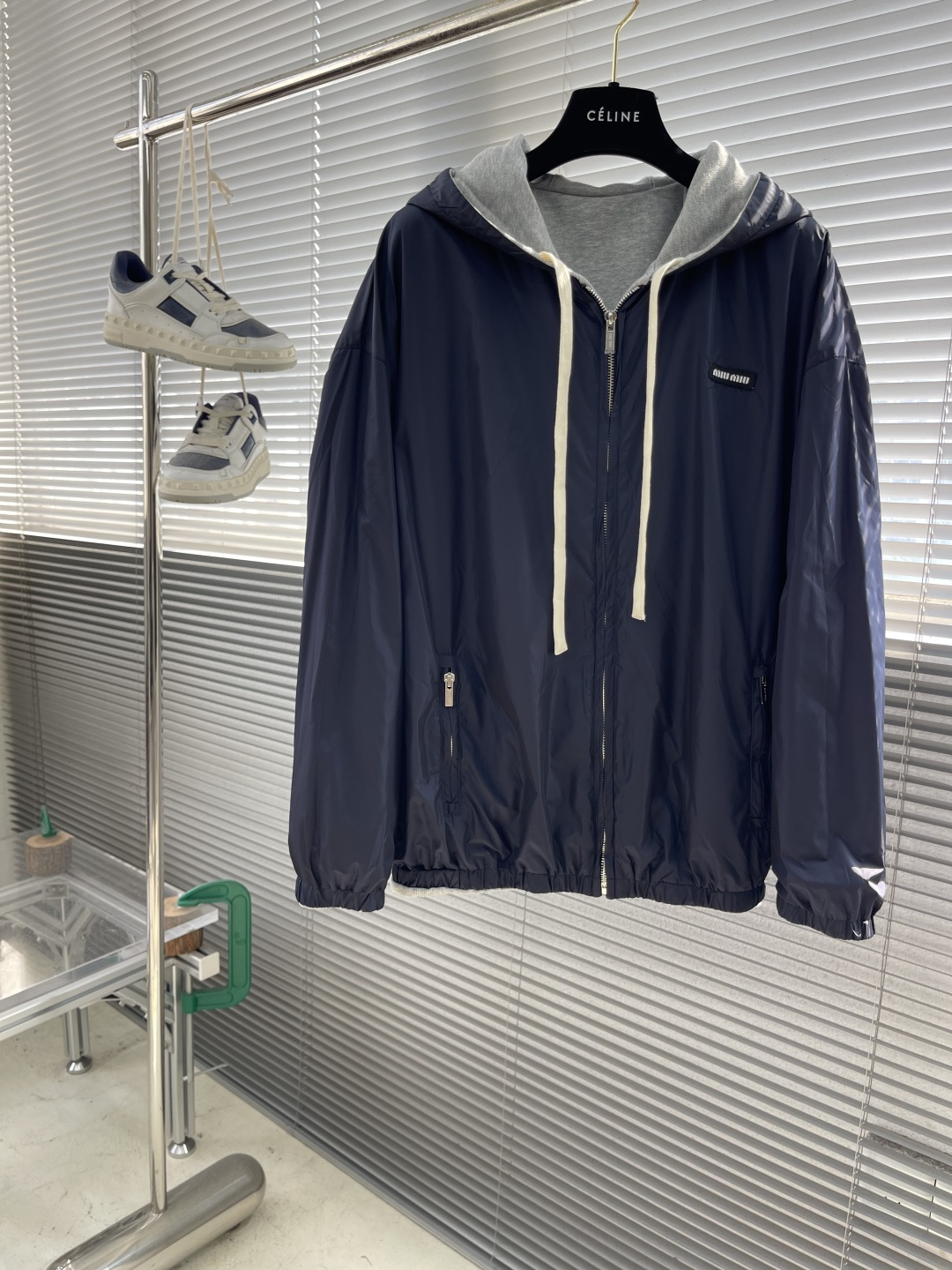 -MIU MIU 25FW双面穿连帽外套针织面采用400g/m²高克重双纱毛圈布，采用双纱并线编织，比单