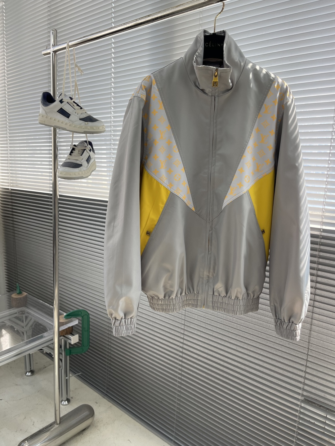 -驴牌 25fw撞色印花高领拉链夹克外套采用100%锦纶科技面料打造，兼具轻盈质感与出色性能。标志性的M