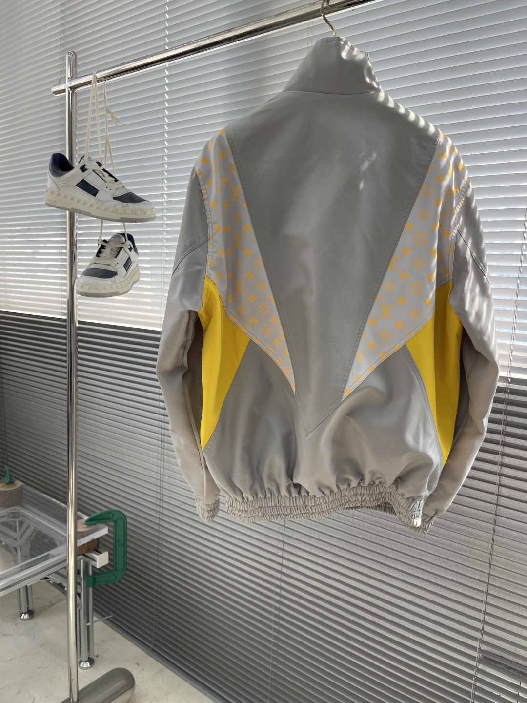 -驴牌 25fw撞色印花高领拉链夹克外套采用100%锦纶科技面料打造，兼具轻盈质感与出色性能。标志性的M