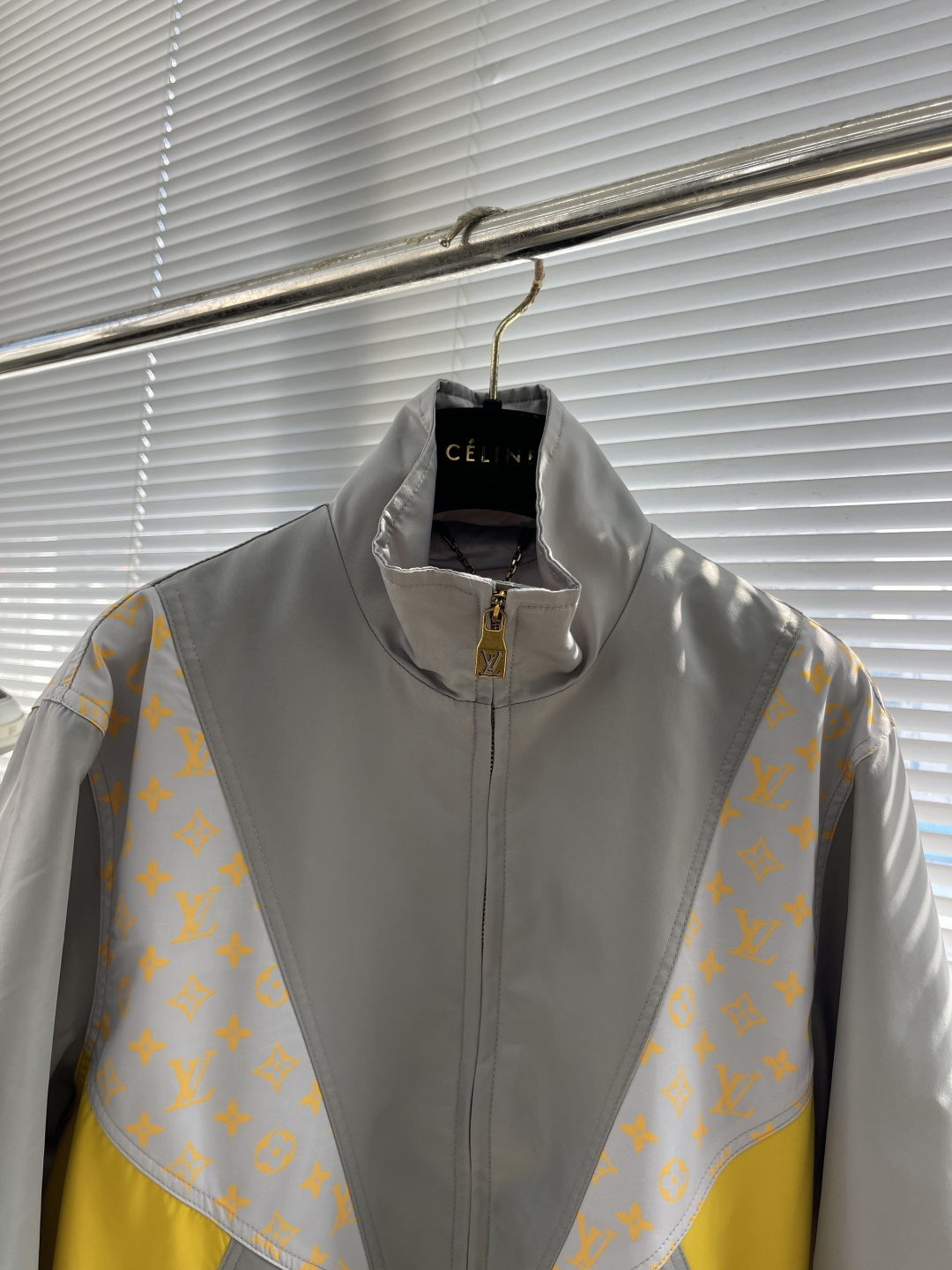 -驴牌 25fw撞色印花高领拉链夹克外套采用100%锦纶科技面料打造，兼具轻盈质感与出色性能。标志性的M