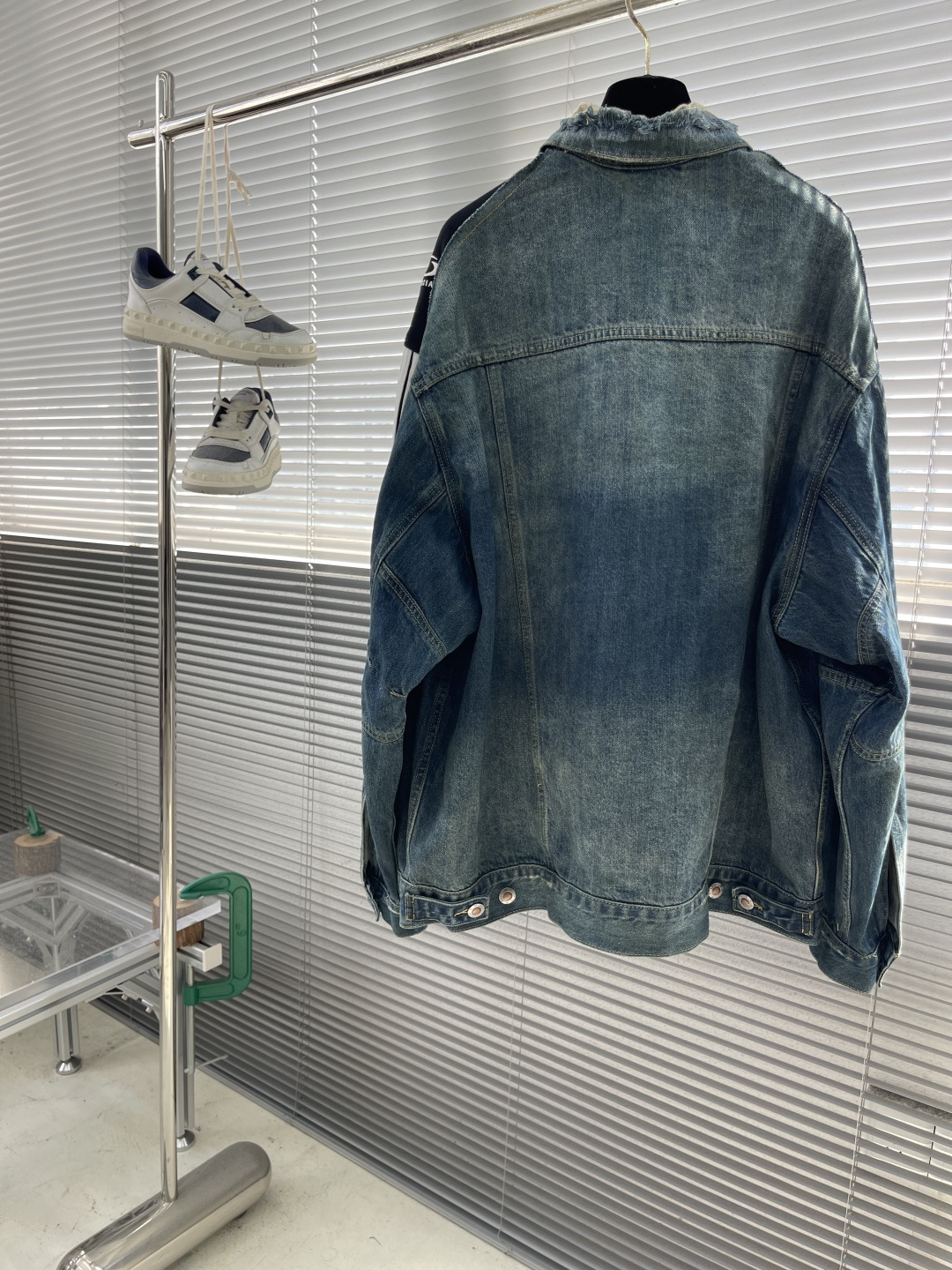 -Balenciag CUT-UP 牛仔夹克定制棉韵丹宁与幻影科技交织的复古织料 质感卓越 舒适贴肤 以