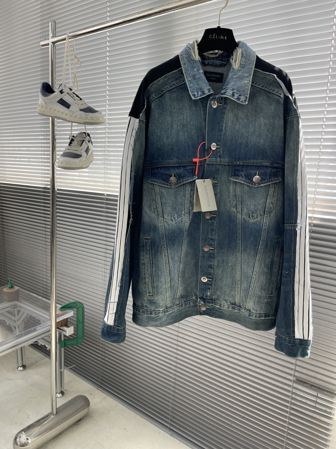 -Balenciag CUT-UP 牛仔夹克定制棉韵丹宁与幻影科技交织的复古织料 质感卓越 舒适贴肤 以