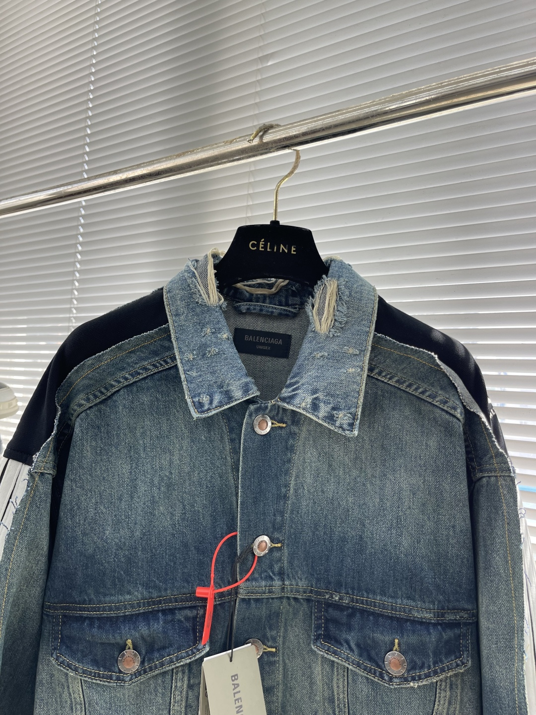 -Balenciag CUT-UP 牛仔夹克定制棉韵丹宁与幻影科技交织的复古织料 质感卓越 舒适贴肤 以