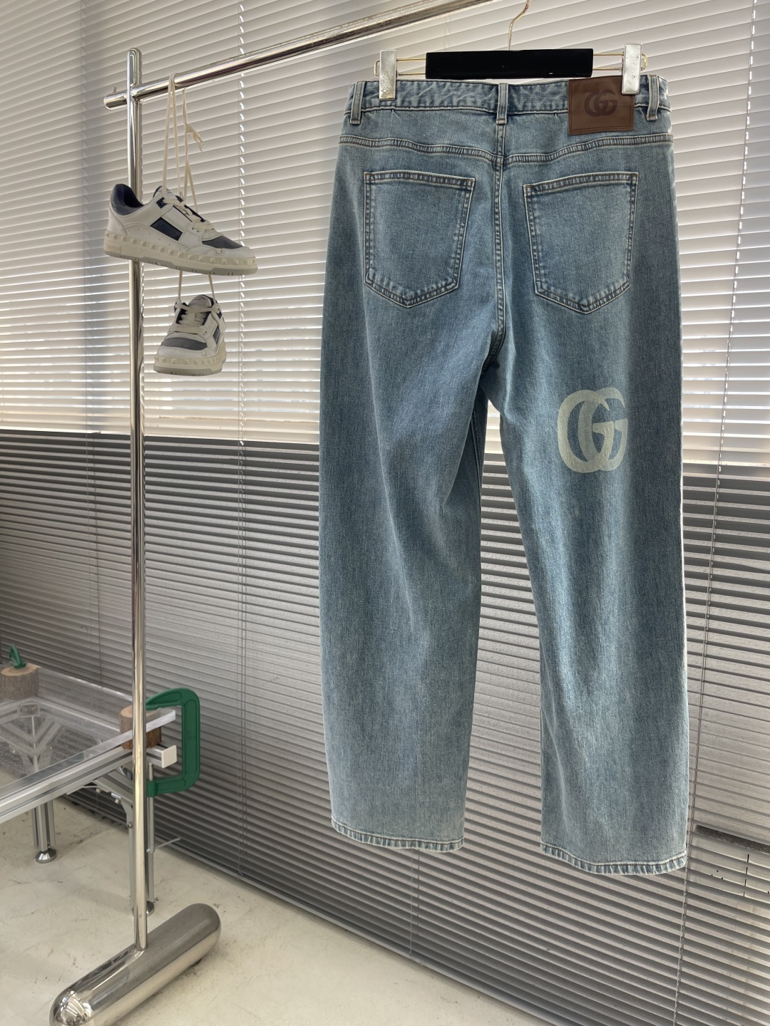 -GUCC 25fw新款印花牛仔长裤宽松版型GG标识洗水做旧带弹力牛仔裤满满的设计细节，真皮料饰物，面料