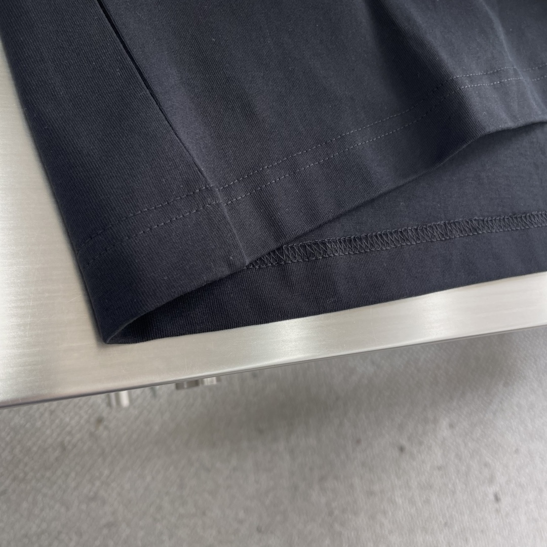 -GUCC 硅胶字母T恤 红蓝配色 字体风格具有手写感和艺术感 标志性双G进一步强化了品牌特征 肩部通肩